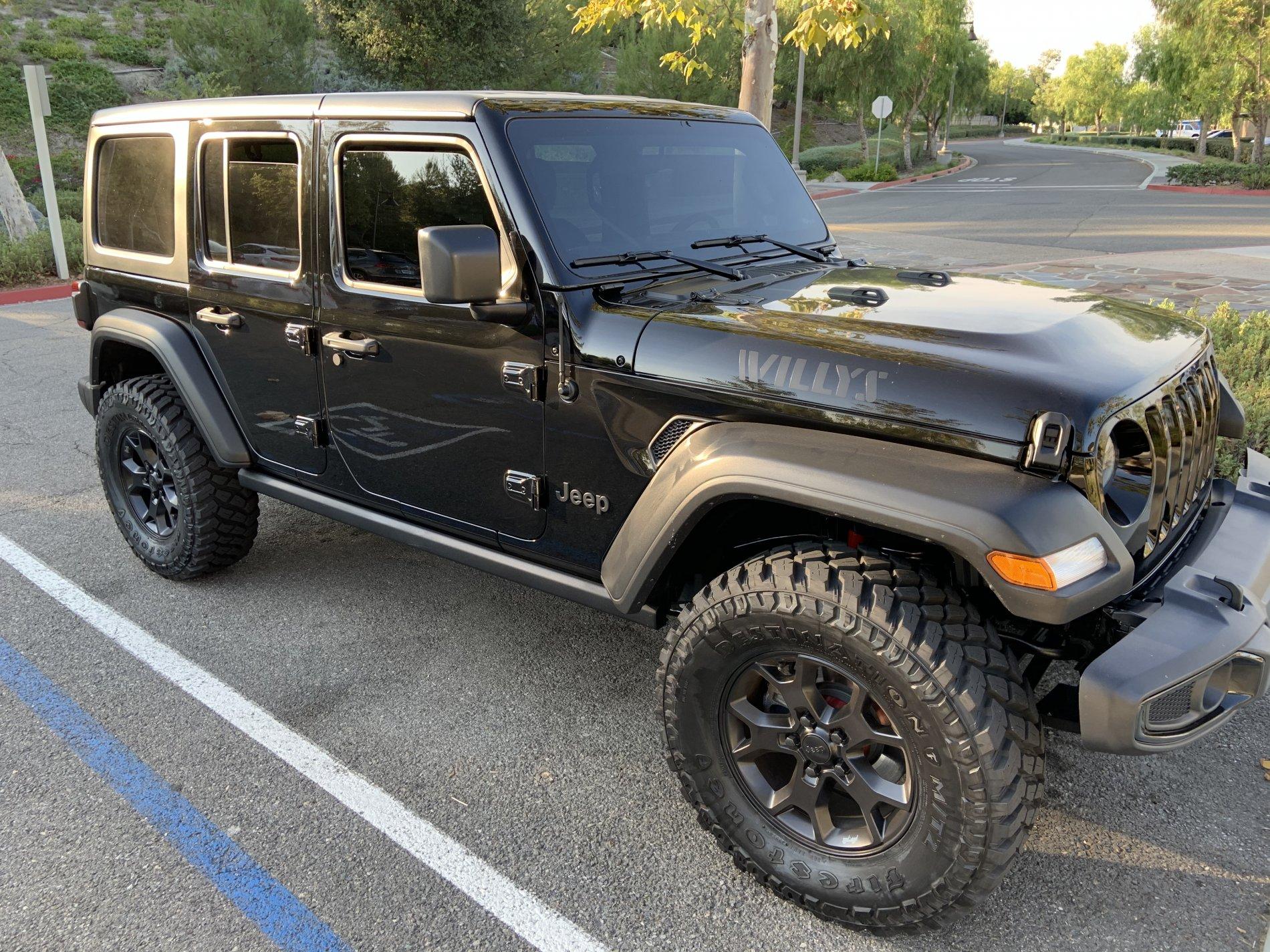 Jeep Wrangler JL Method 35 wheels and light bar D5436B7C-D5F2-4270-B5F6-E6B74AA7191F_1_201_a