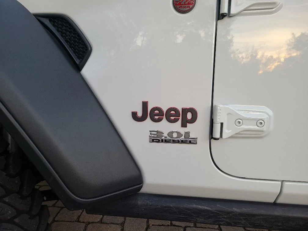 Jeep Wrangler JL 3.0 MODS - Show em off badge - zoom