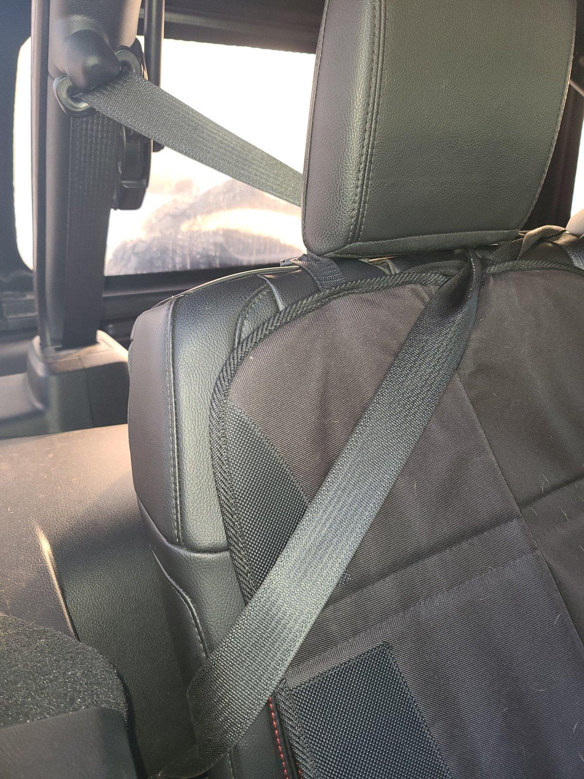 Jeep Wrangler JL Rear headrest removal 20210127_155525