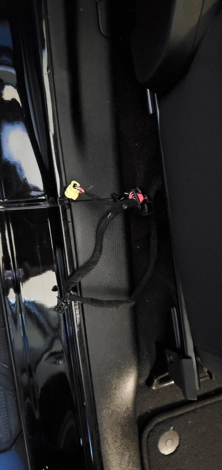Jeep Wrangler JL Cable under passenger seat unplugged 20210128_152736