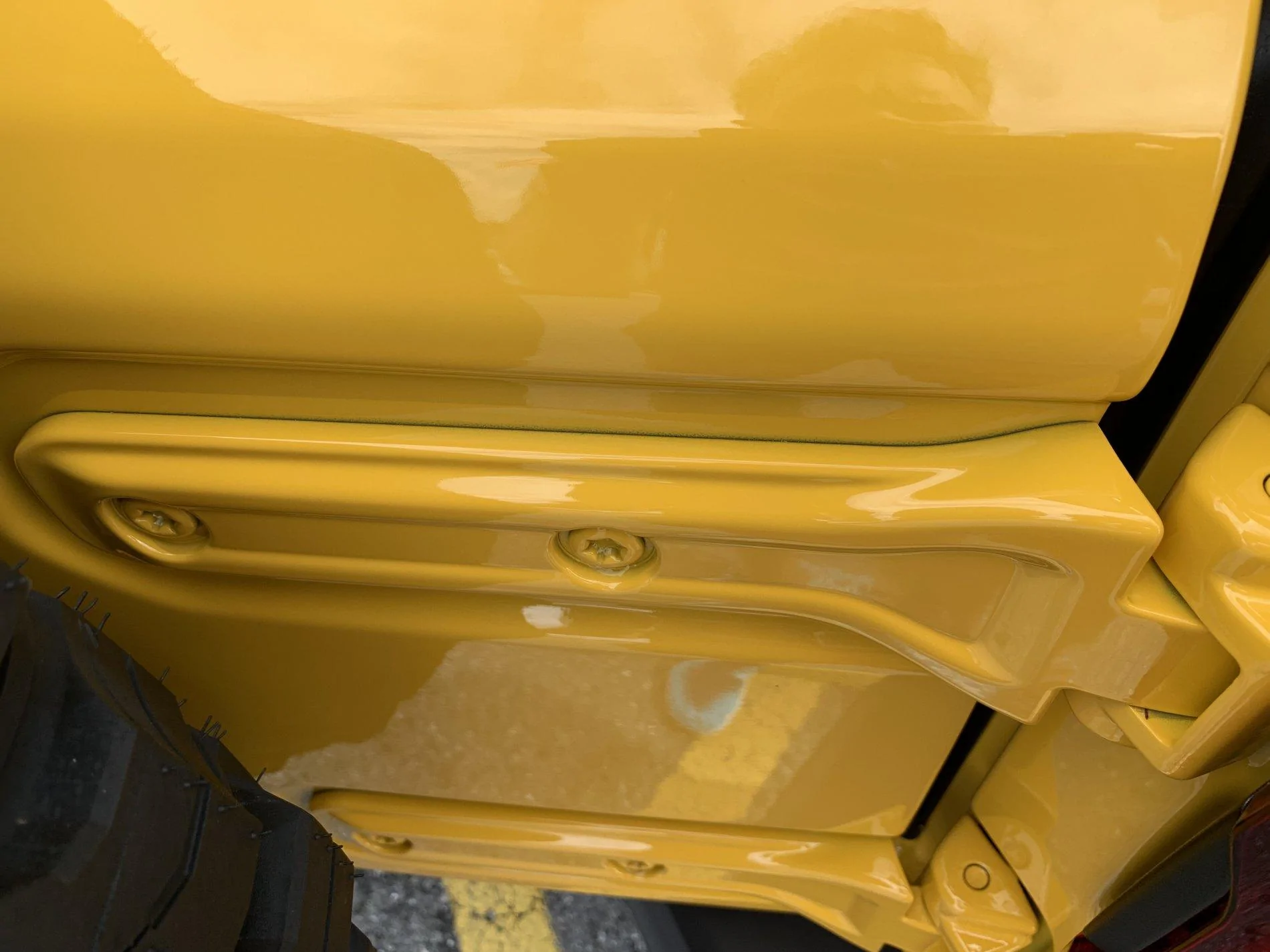 Jeep Wrangler JL Bubbles in Paint at Door Hinges tailgate hing