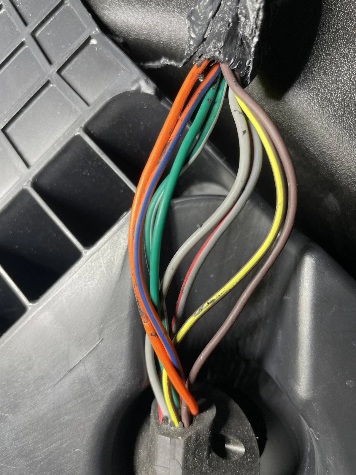 Jeep Wrangler JL 2dr in floor subwoofer color code? BCB0B1E2-EA5B-4AFE-8872-BA8E85CBD3C4