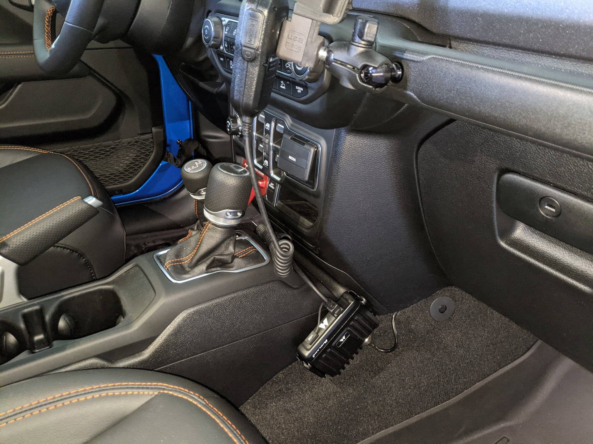 Jeep Wrangler JL GMRS antenna mount radio mounted