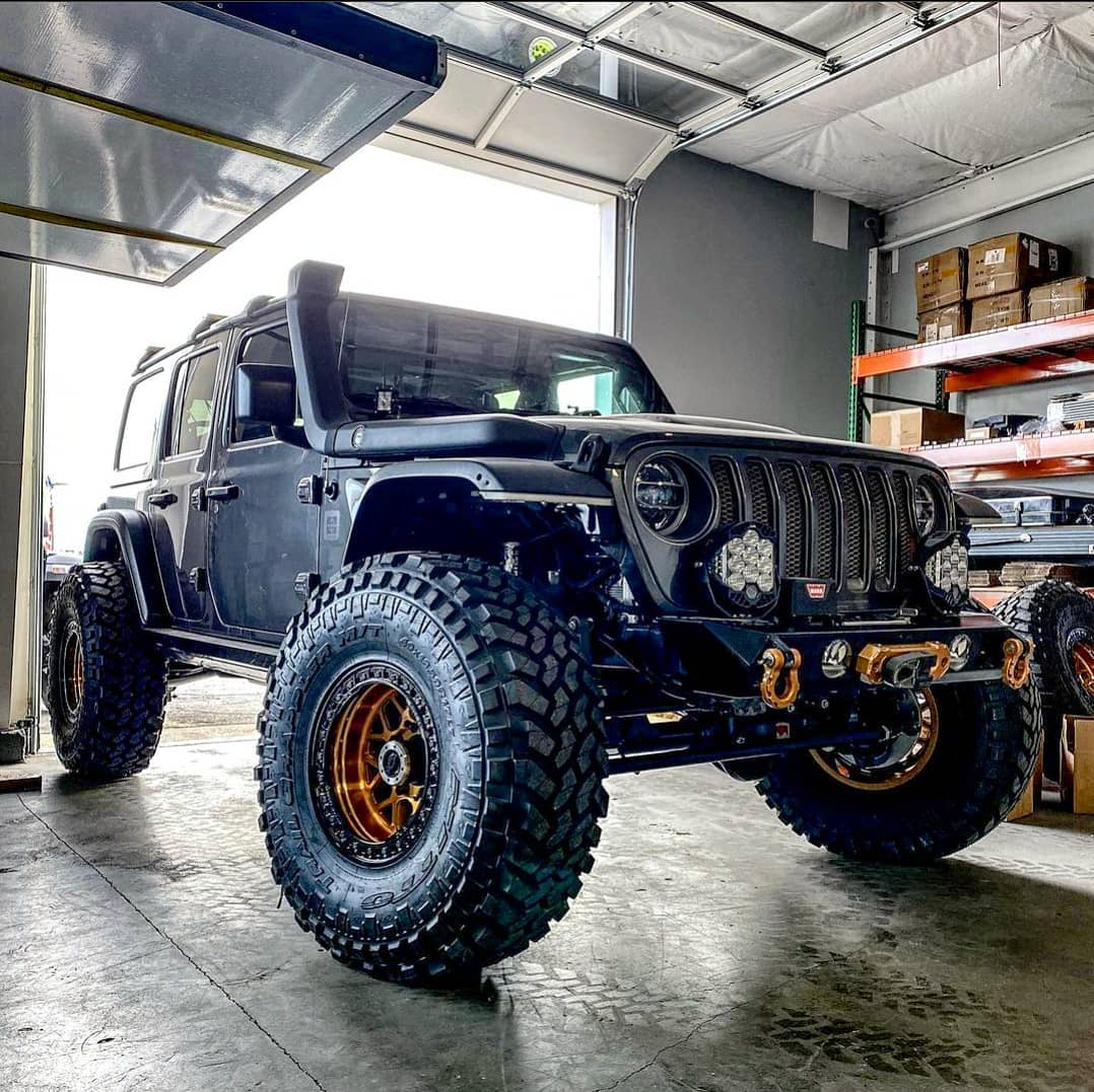 Jeep Wrangler JL Anyone recognize this sweet looking stubby? 154597551_10159115707716252_6926841108483174940_o