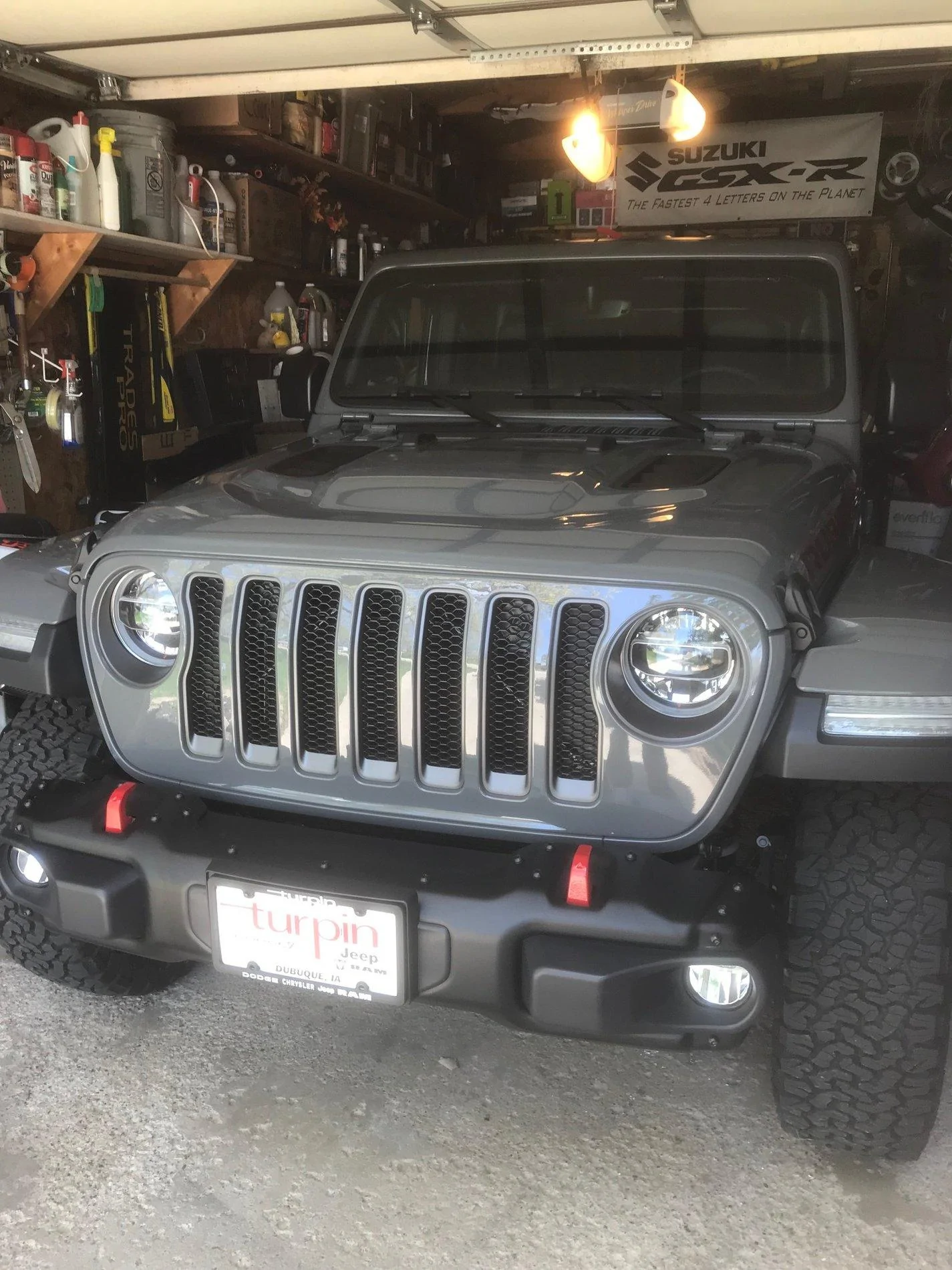 Jeep Wrangler JL STING GRAY Wrangler JL Club Sting-Gray in garag