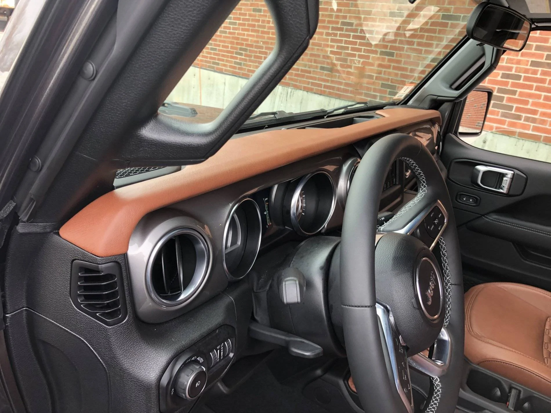 Jeep Wrangler JL Installed new leather interior 0895A392-1CE2-40C9-BAAA-7DB80AE4940B