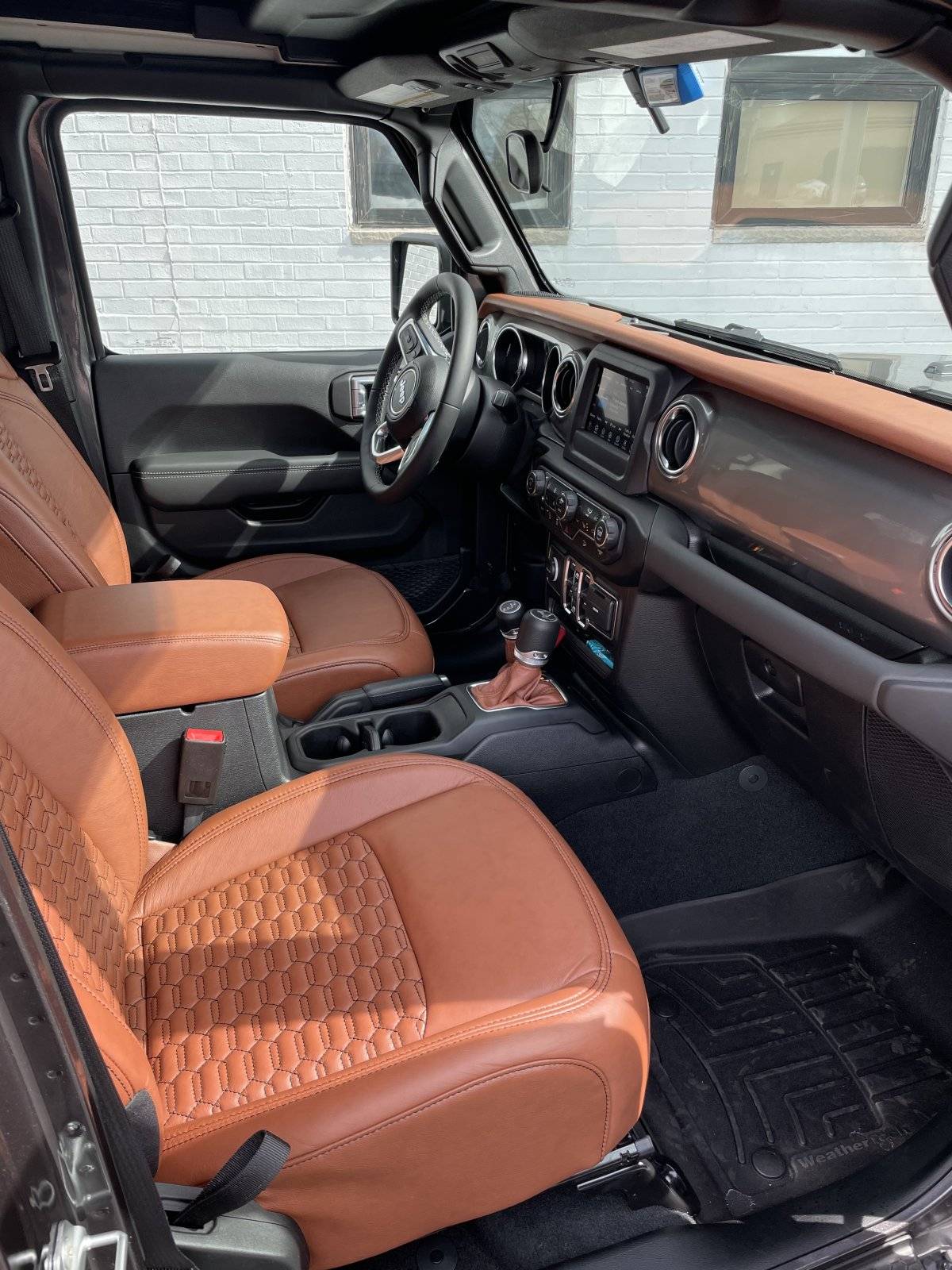 Jeep Wrangler JL Installed new leather interior 33935645-D971-4721-ACFA-E2106B40A0E3