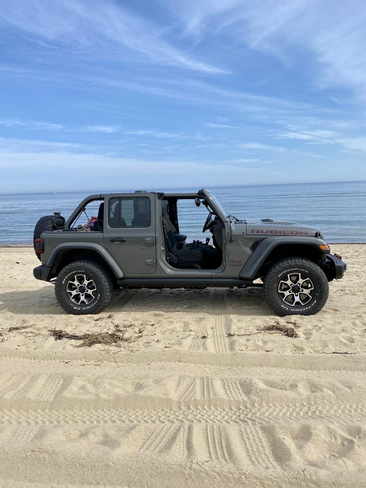 Jeep Wrangler JL Driving on beach sand. D71CB482-4FC8-4001-9C7E-FBD2439DD619