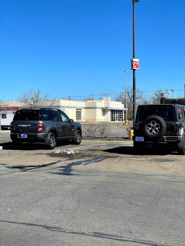 broncovsjeep.jpg