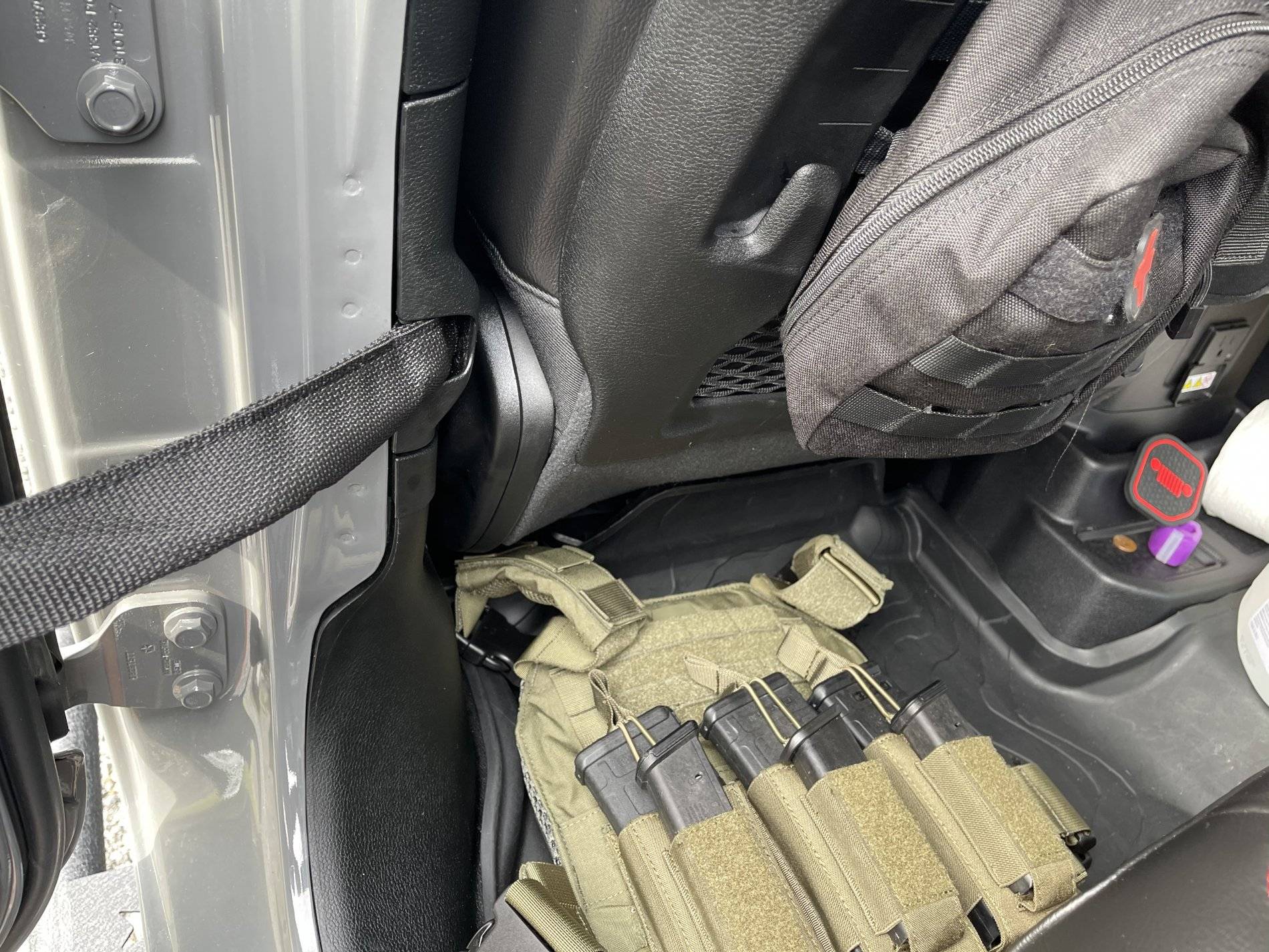 Jeep Wrangler JL locking gun safe for my JLU 83969270-9656-418B-9380-BEEDA3BFD1F1