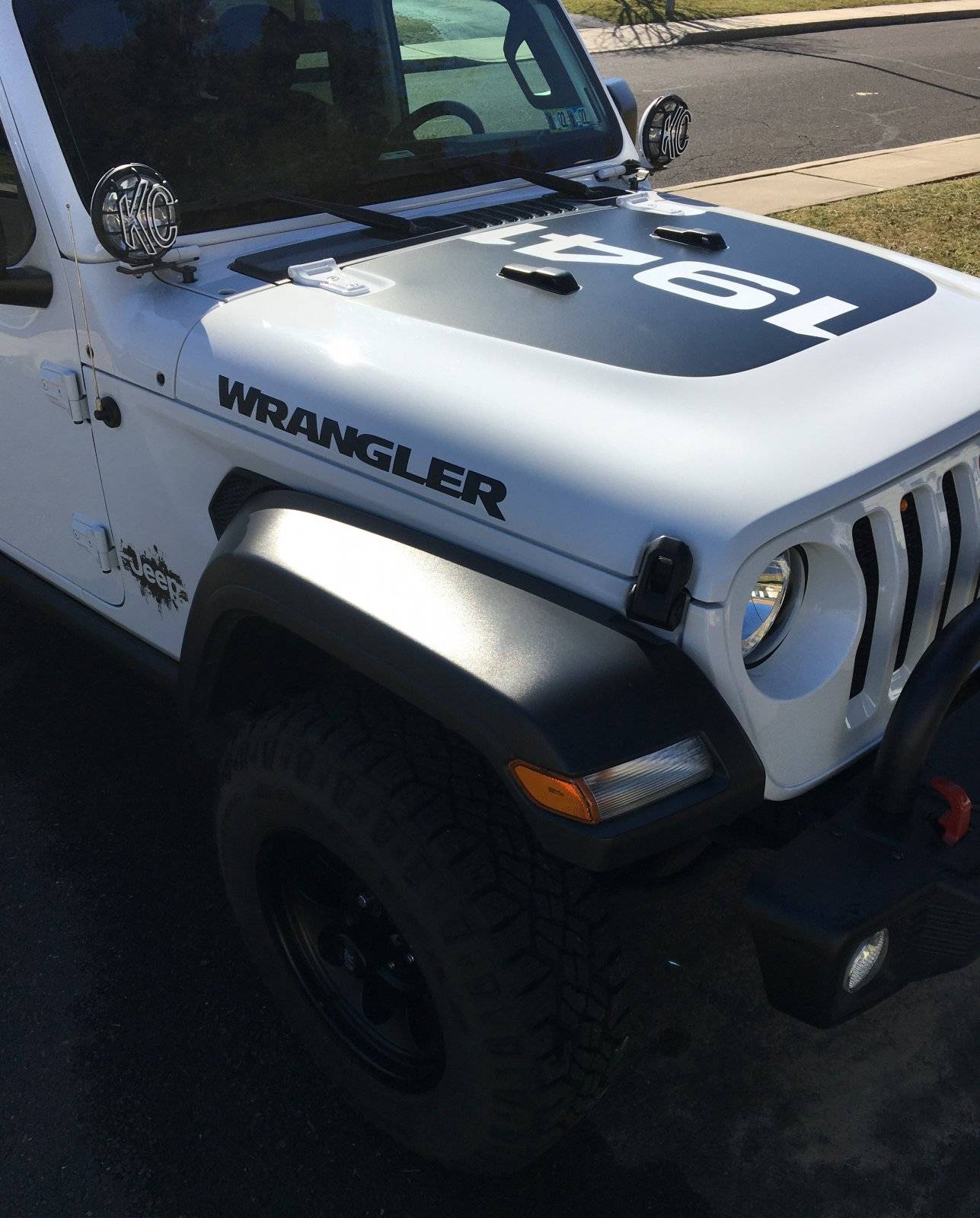 Jeep Wrangler JL Recon flag vent decals or no? 1941 3