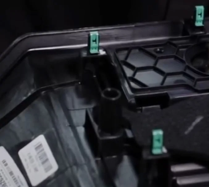 Jeep Wrangler JL '21 JL Interior Tailgate Vent Removal Captur