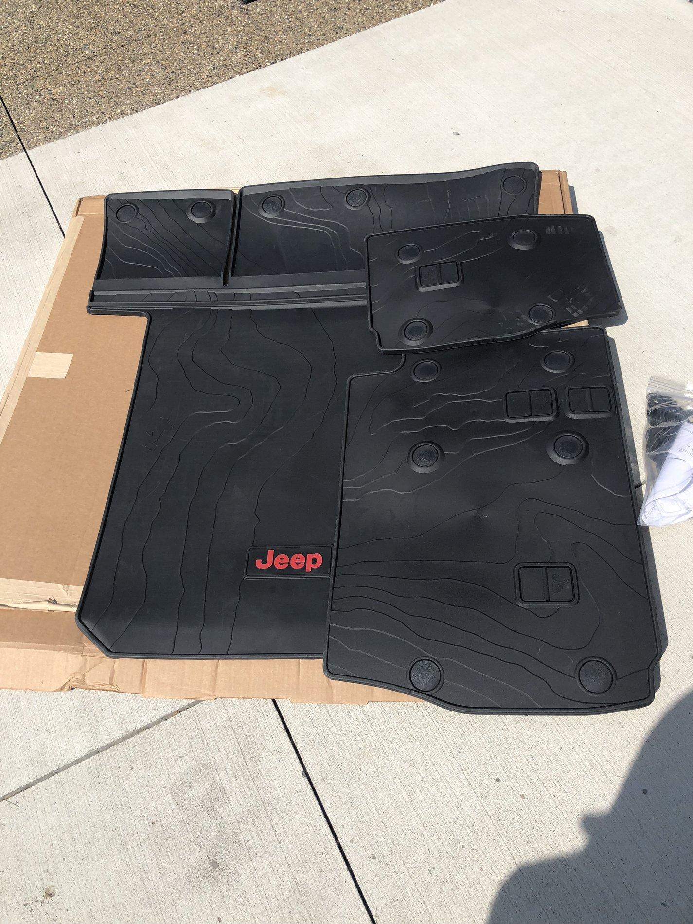 Jeep Wrangler JL JL Mopar Cargo tray / Rear IMG_2298.JPG