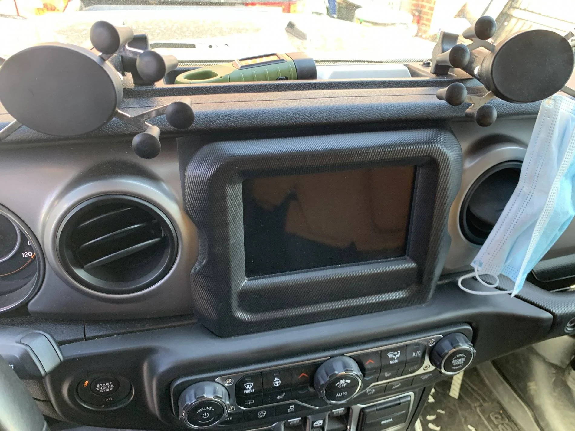 Jeep Wrangler JL Voswitch dashboard phone mount $20 35574908-9F76-465E-8EF9-23B1BA0DB846