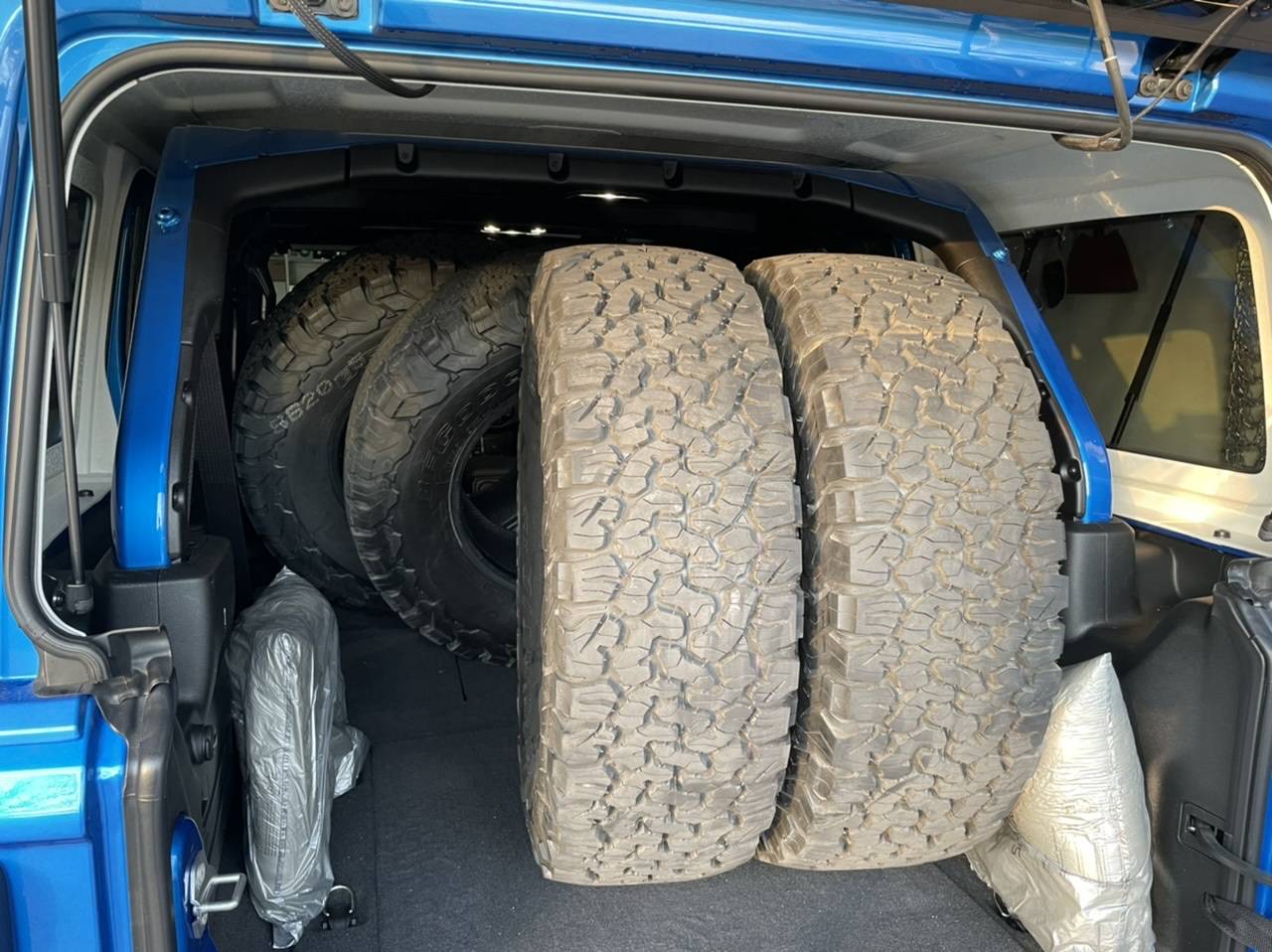 Jeep Wrangler JL Rubicon take-off tires (5) 9BE9B760-2BED-4BF2-A3D7-C7FB6C09738D