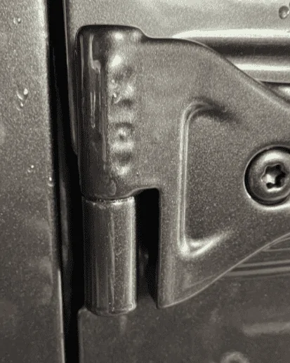 Jeep Wrangler JL Repainted door hinges due to paint bubbling 2