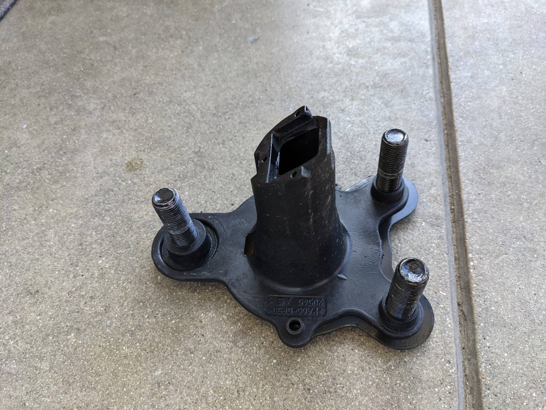 Jeep Wrangler JL Spare tire stud bracket from carrier PXL_20210418_230933771