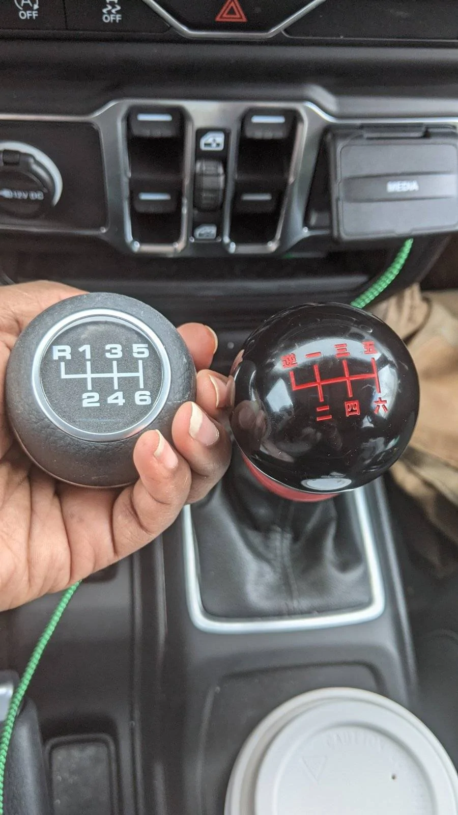 Jeep Wrangler JL Change Manual Shift knob PXL_20210421_194235560