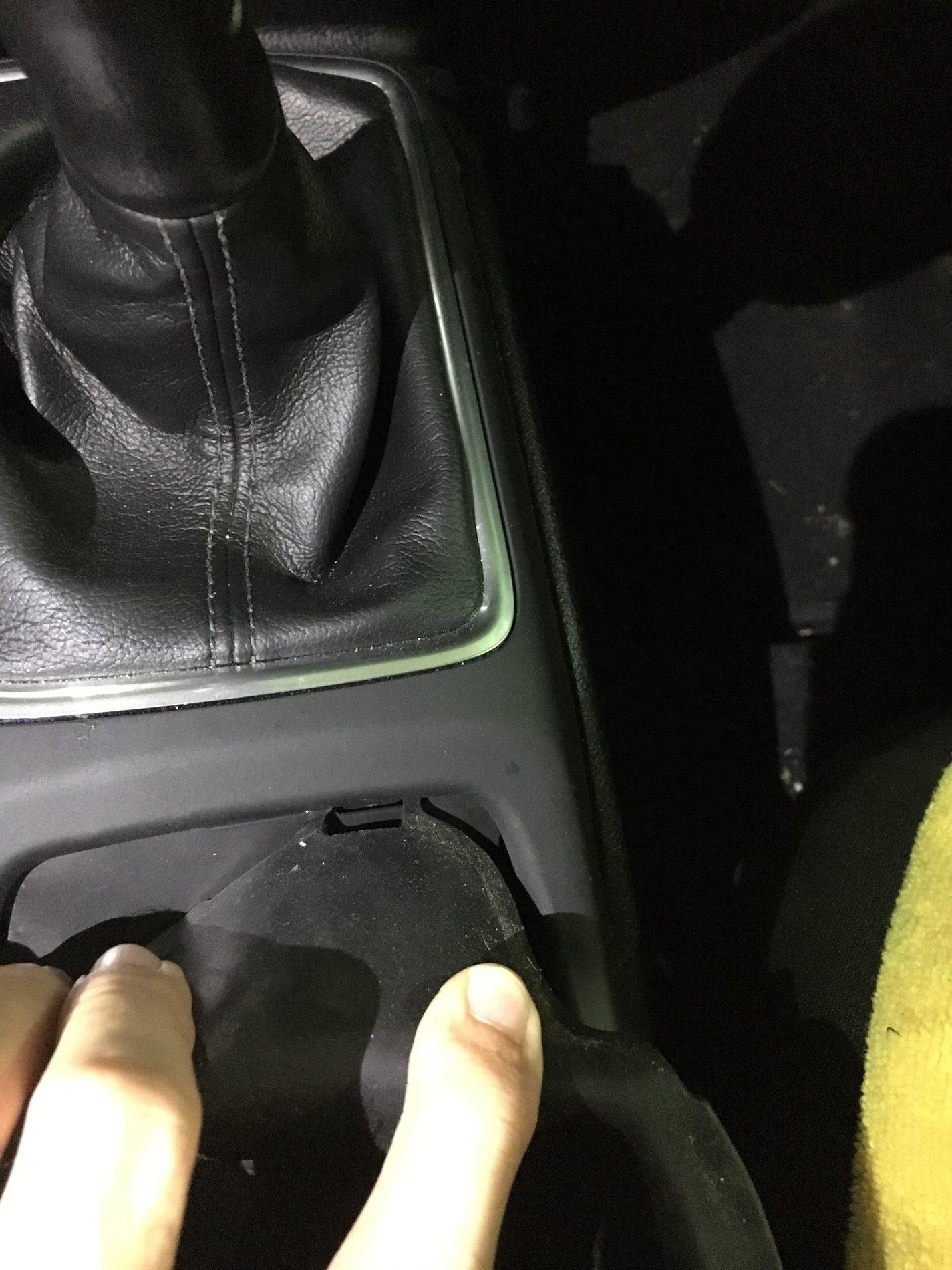 Jeep Wrangler JL JL Front Cupholder Removal image