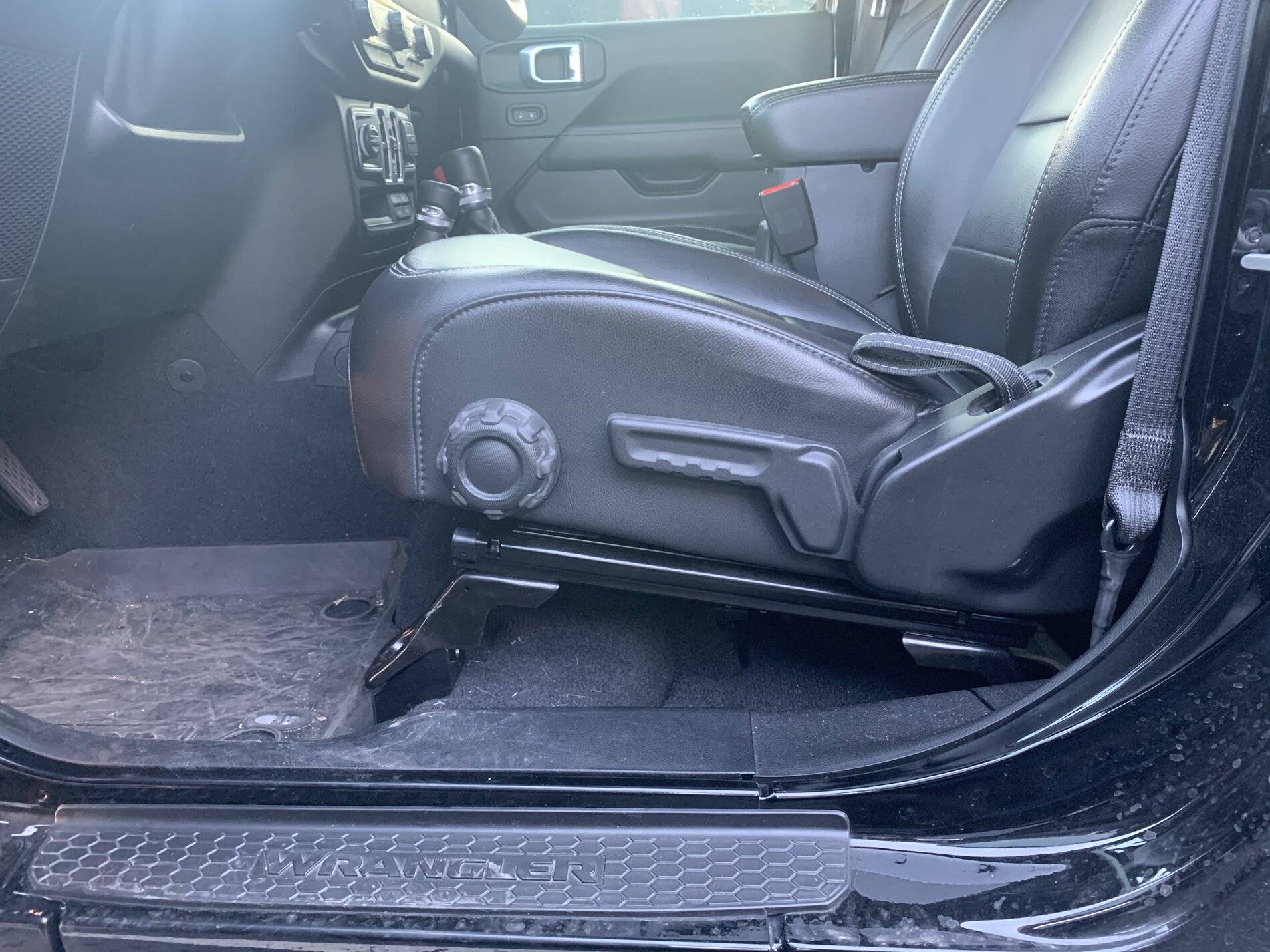 Jeep Wrangler JL Desert does it seat jacker 540CCD73-6E6D-4EAA-9E9D-024A400D0F5E
