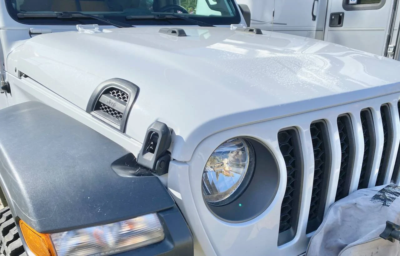 Jeep Wrangler JL Gladiator grill on JL install JL Hoodw CAI and raised hood venting