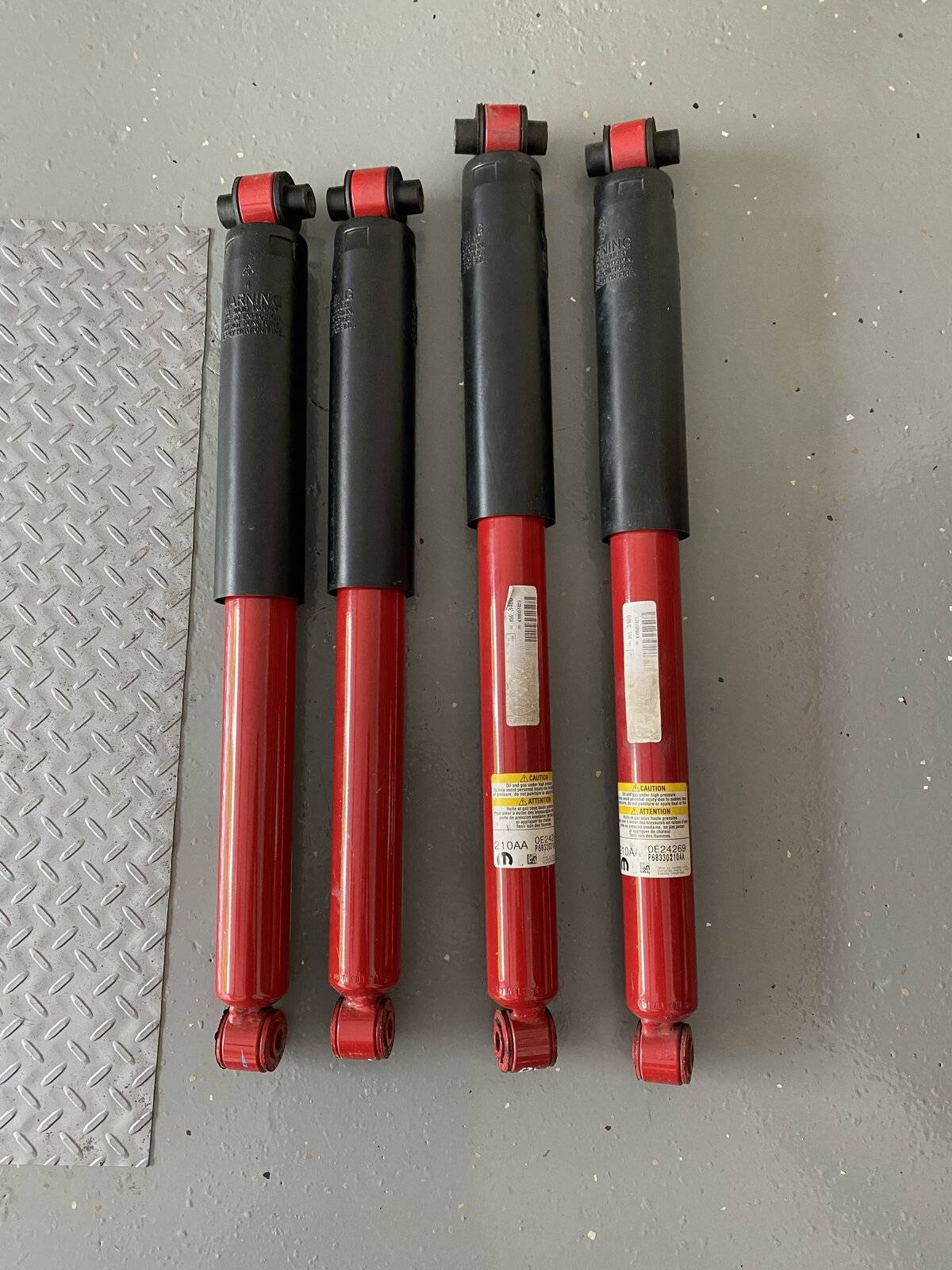 Jeep Wrangler JL Like new Factory Rubicon Shocks FF6B6FD3-49CA-4EF5-984F-89A4D471163D
