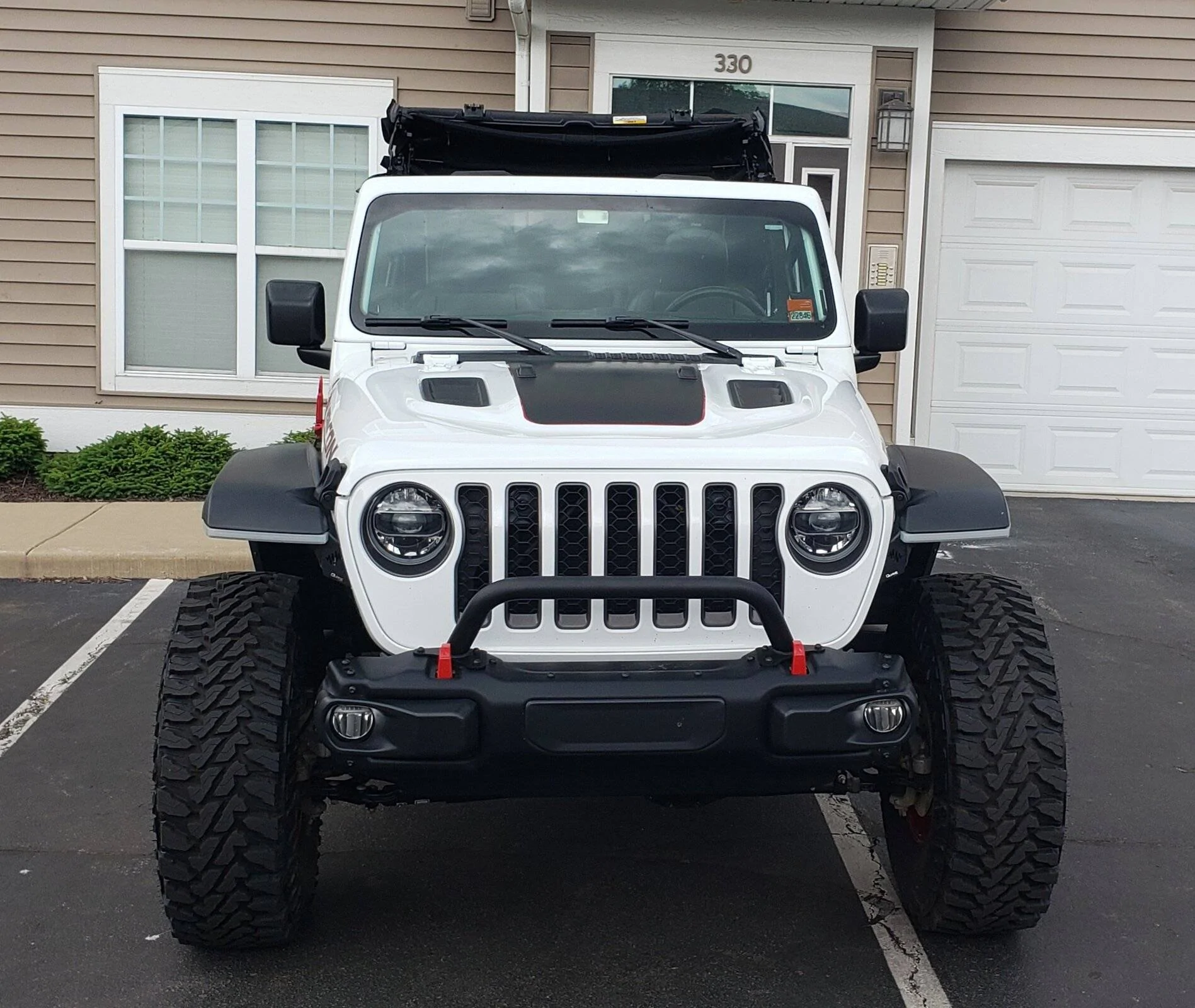 Jeep Wrangler JL Rubicon Red around logos? 20210525_201702