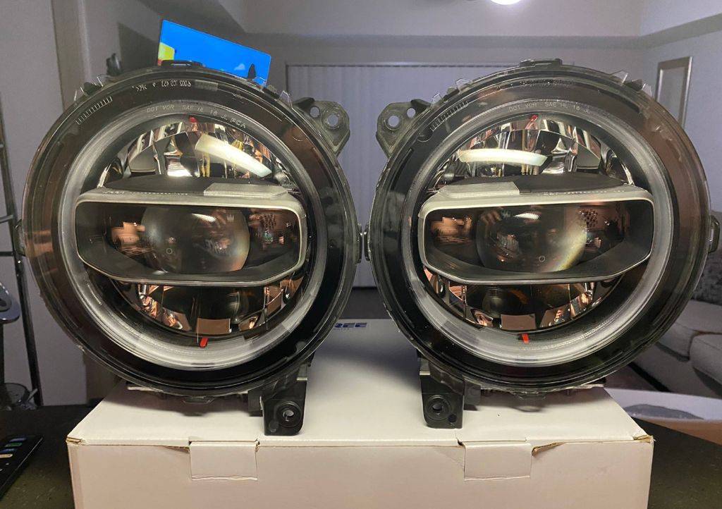 Jeep Wrangler JL OEM Mopar LED Headlights 194BE38A-3113-4310-9236-18D4B83883A8