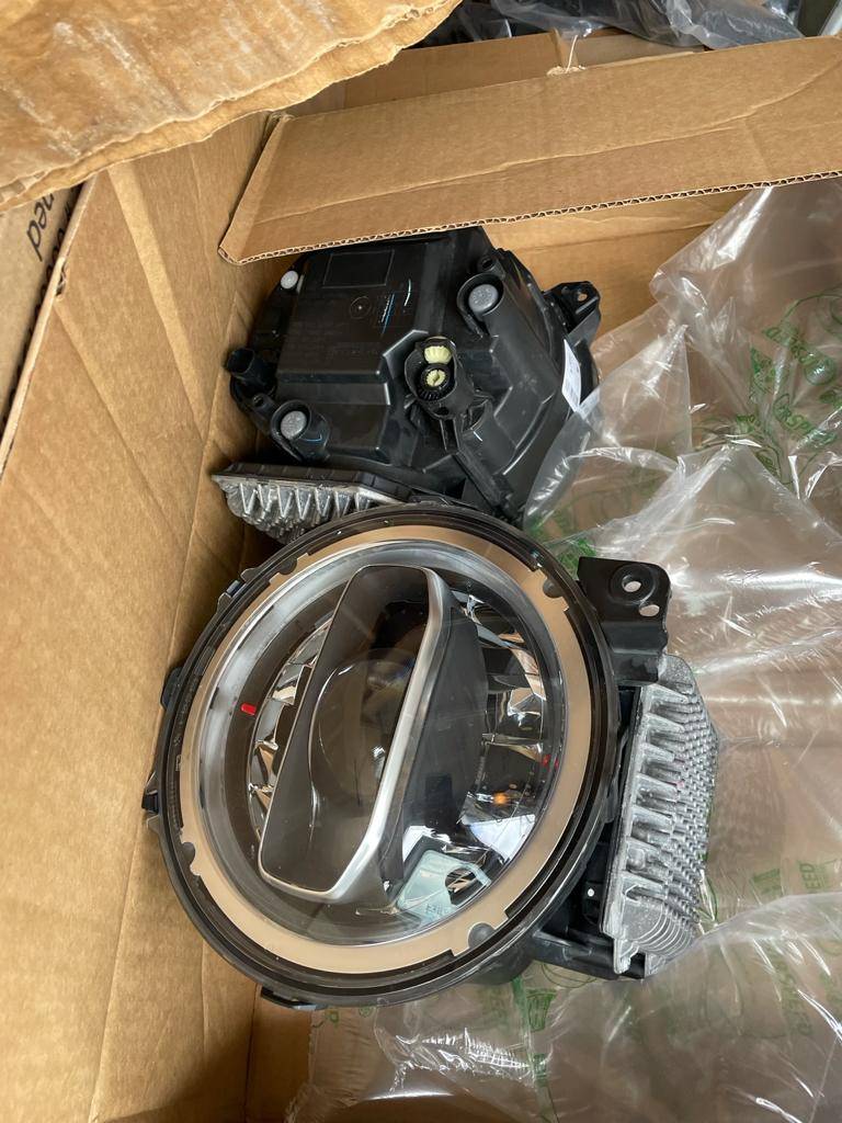 Jeep Wrangler JL OEM Mopar LED Headlights 626ACC65-FAD0-47F9-85EF-4CB18433C79D