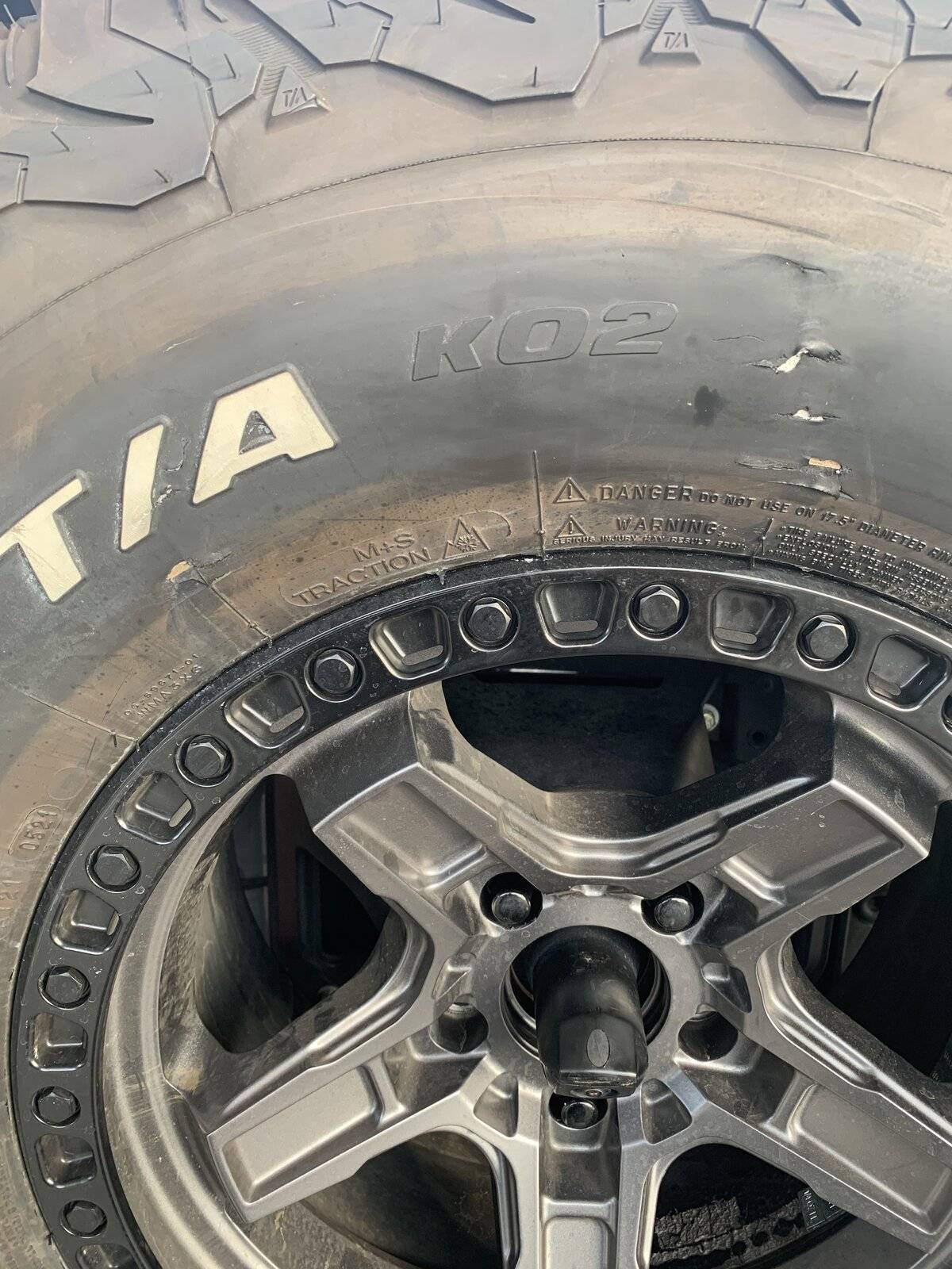 Jeep Wrangler JL Tire damage 602D7333-C639-4F83-A78B-E496652A7FF0