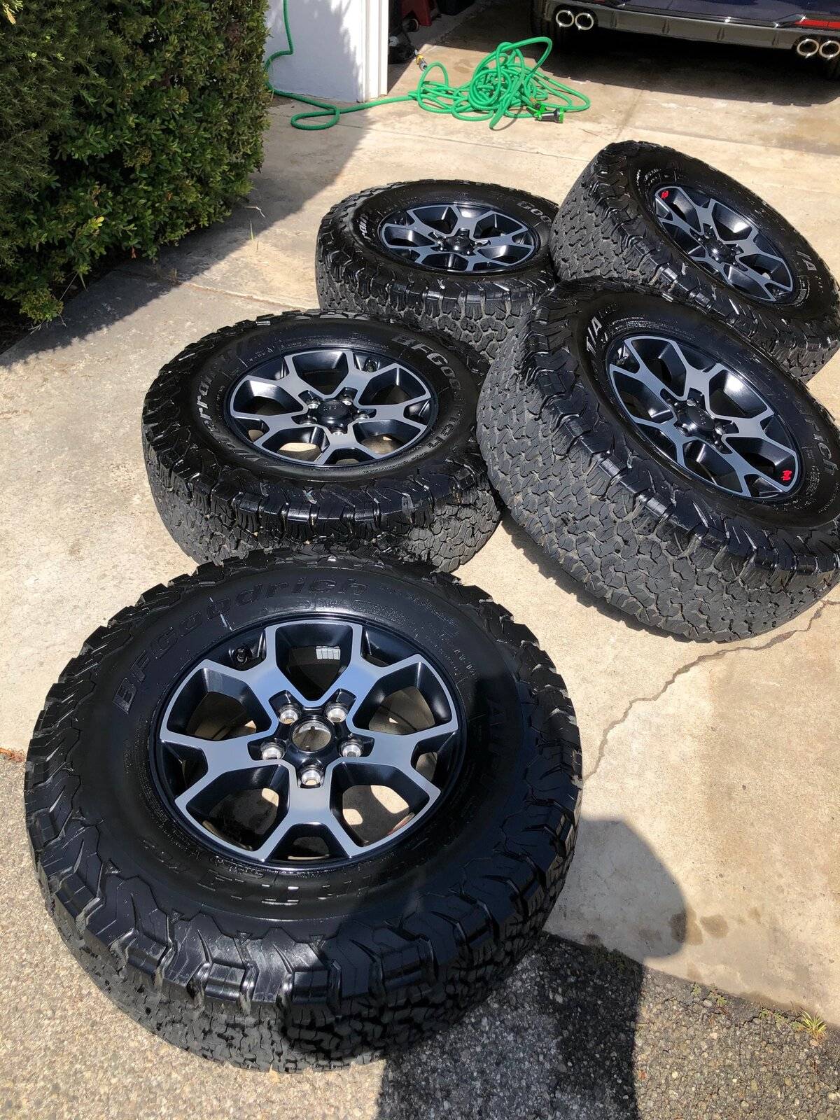 Jeep Wrangler JL Rubicon Wheels & Tires (5) with TPMS IMG_1255