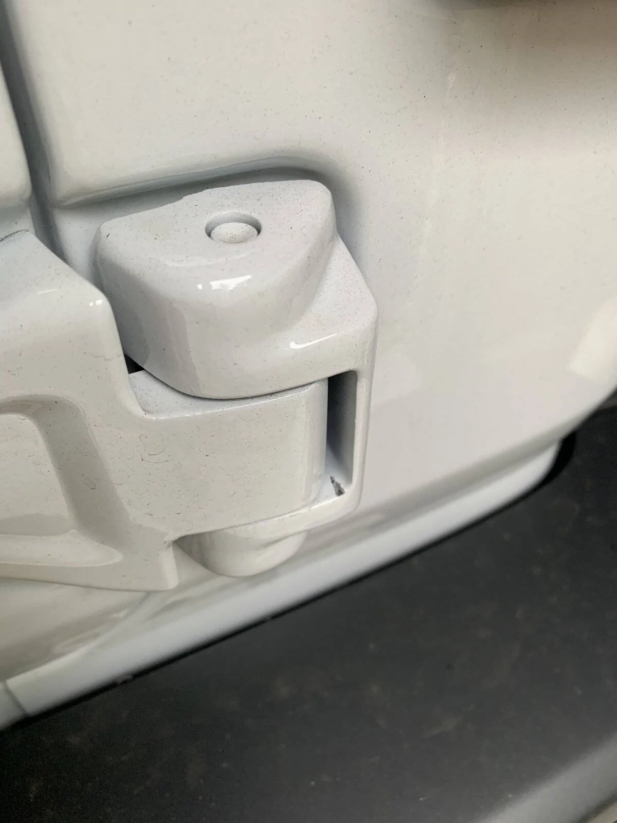 Jeep Wrangler JL Tailgate hinge paint chip 4FBA4FCD-44A9-4E91-A152-7C7A474A8BD7