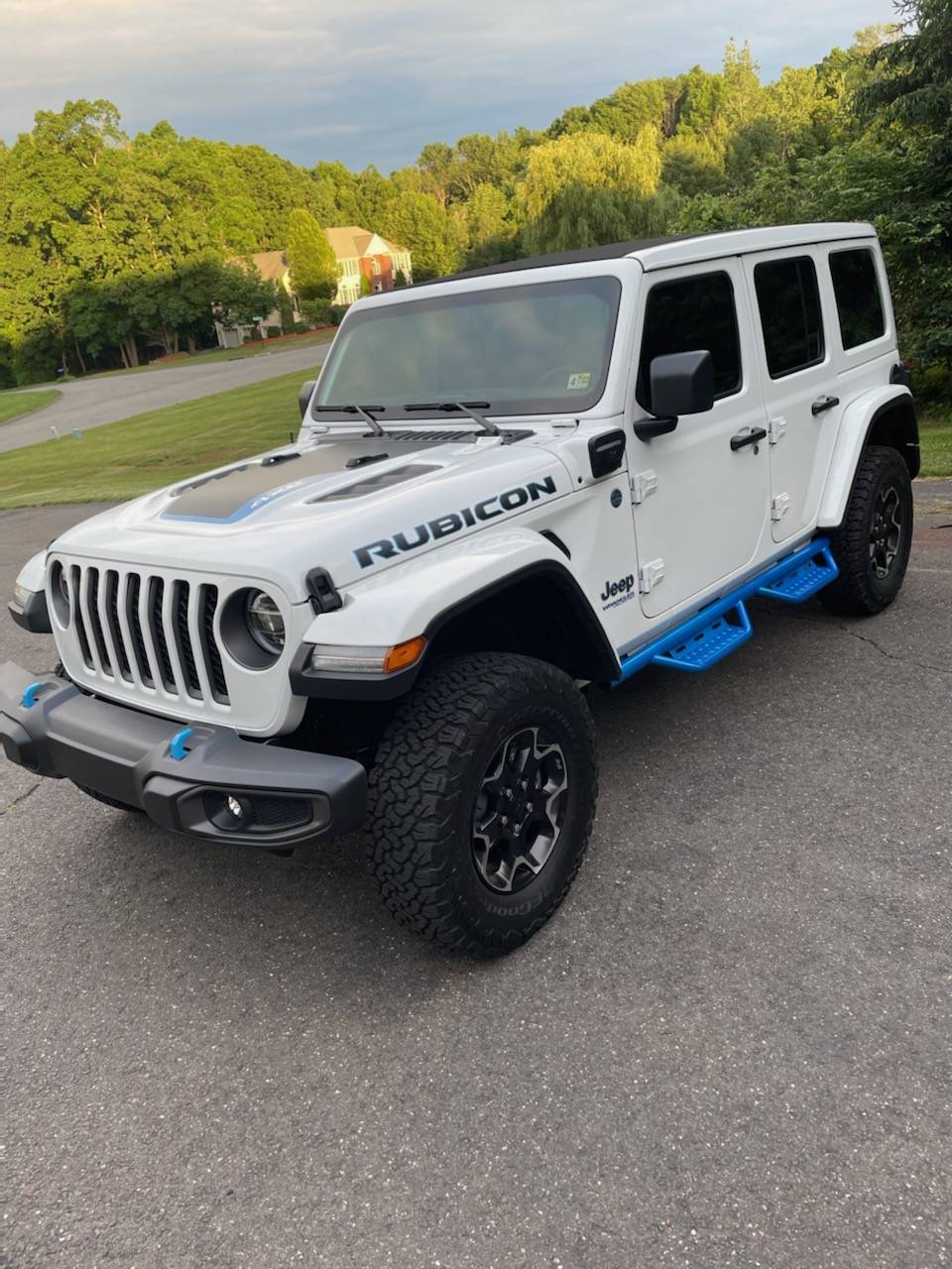 Jeep Wrangler JL 4XE with Blue Side Steps 5794