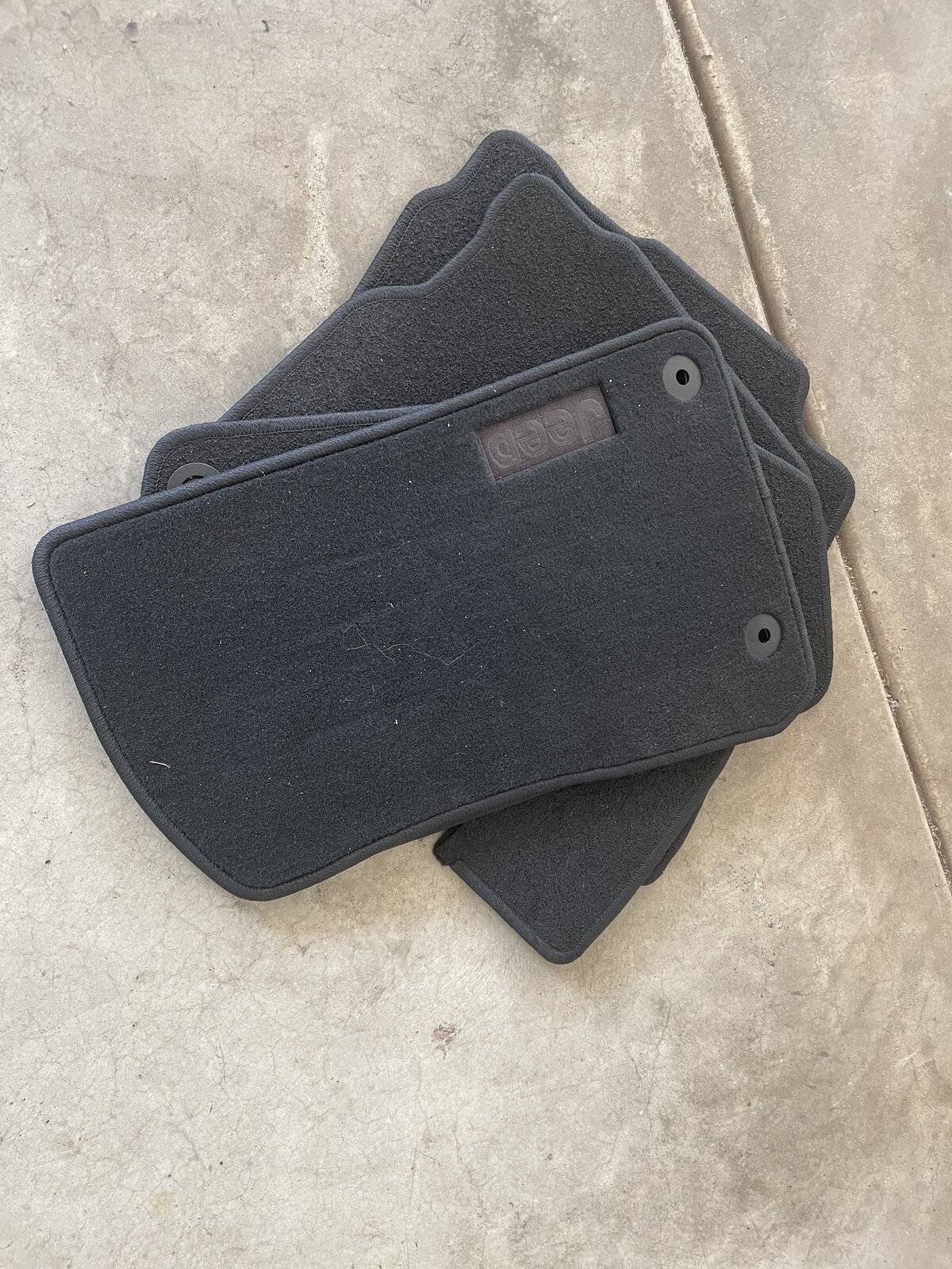Jeep Wrangler JL Factory floor mats 2907F3CA-2A3F-4EFF-A81E-912167BF9949