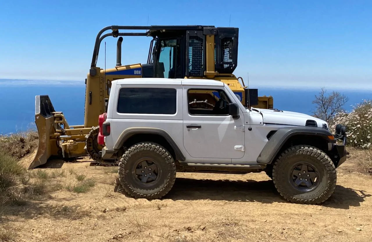Jeep Wrangler JL Is overheating an issue? JLR next to D6 dozer 