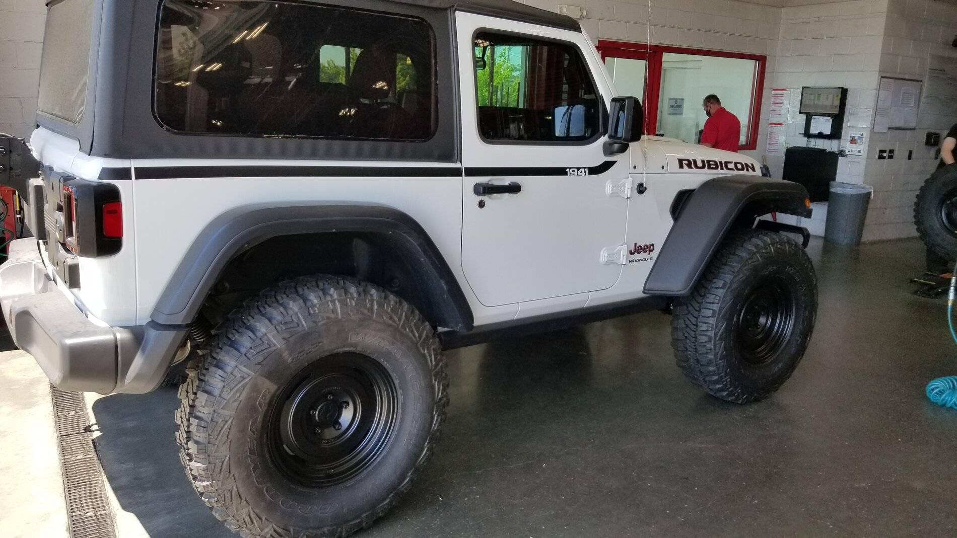 Jeep Wrangler JL Black Wheels, White Rubi. HELP! 20210426_140136