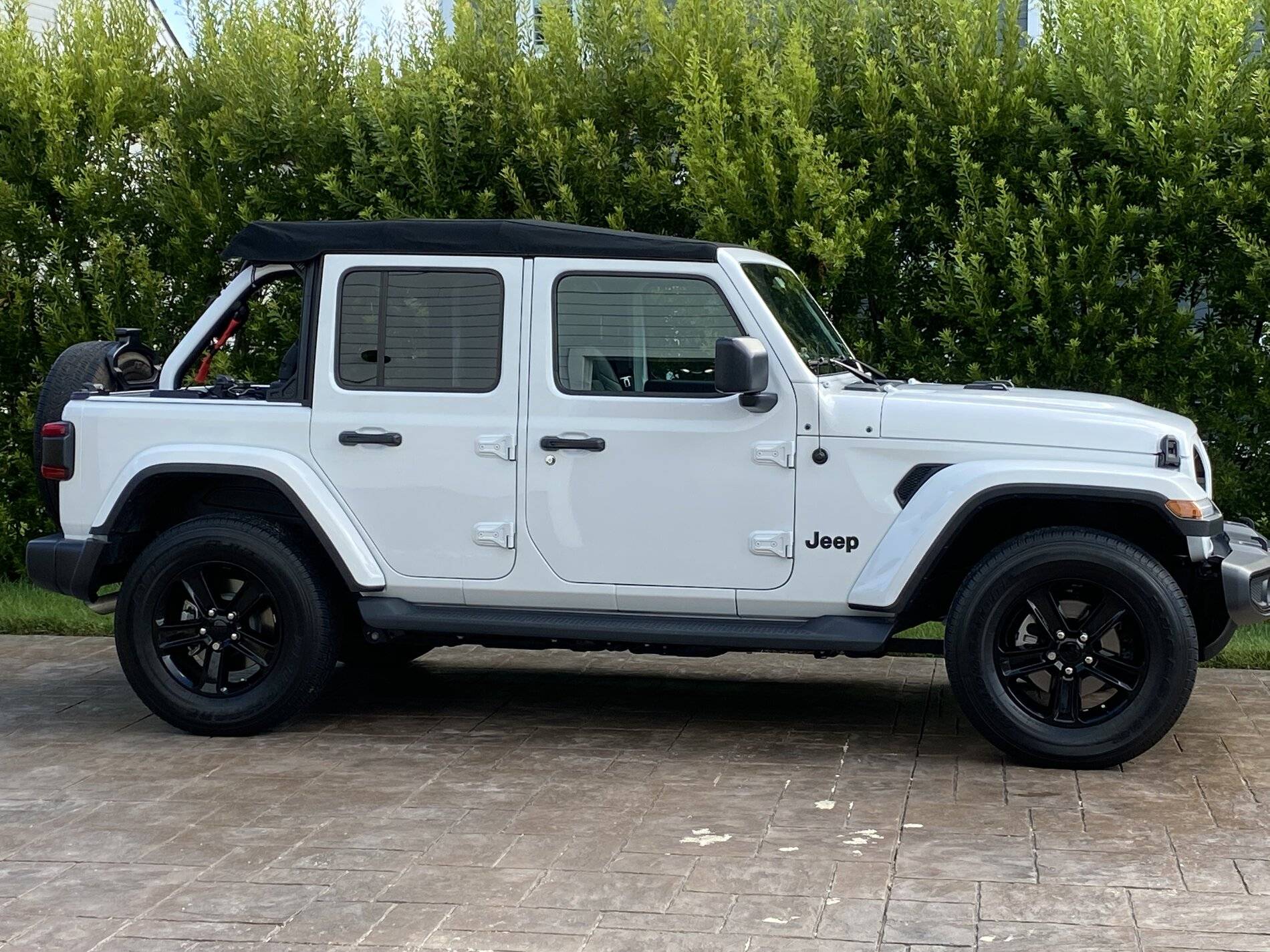 Jeep Wrangler JL Black Wheels, White Rubi. HELP! B3866B05-F45B-497B-86D7-0E19DBF29FE6
