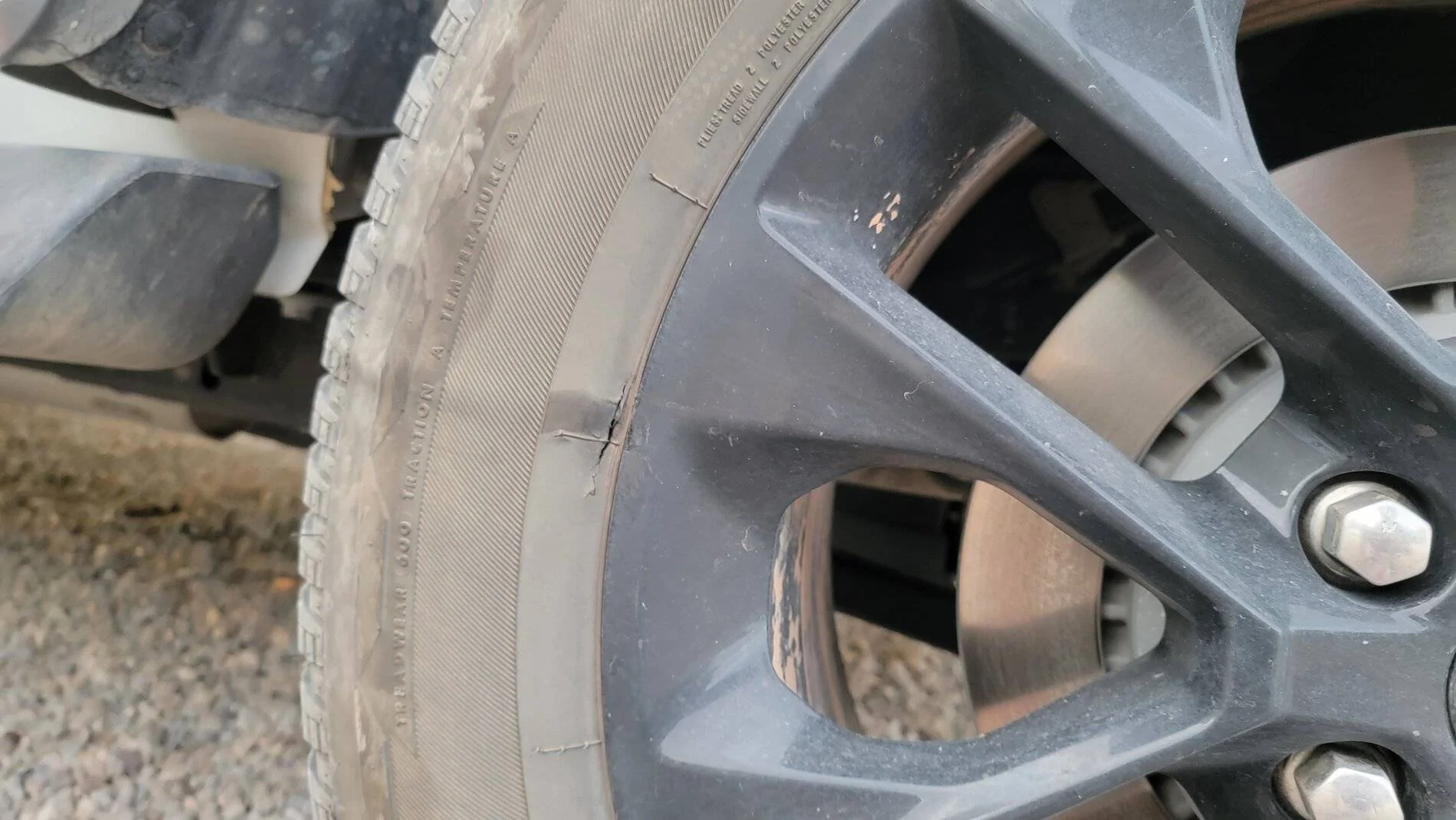 Jeep Wrangler JL Crack on tire 20210725_201206