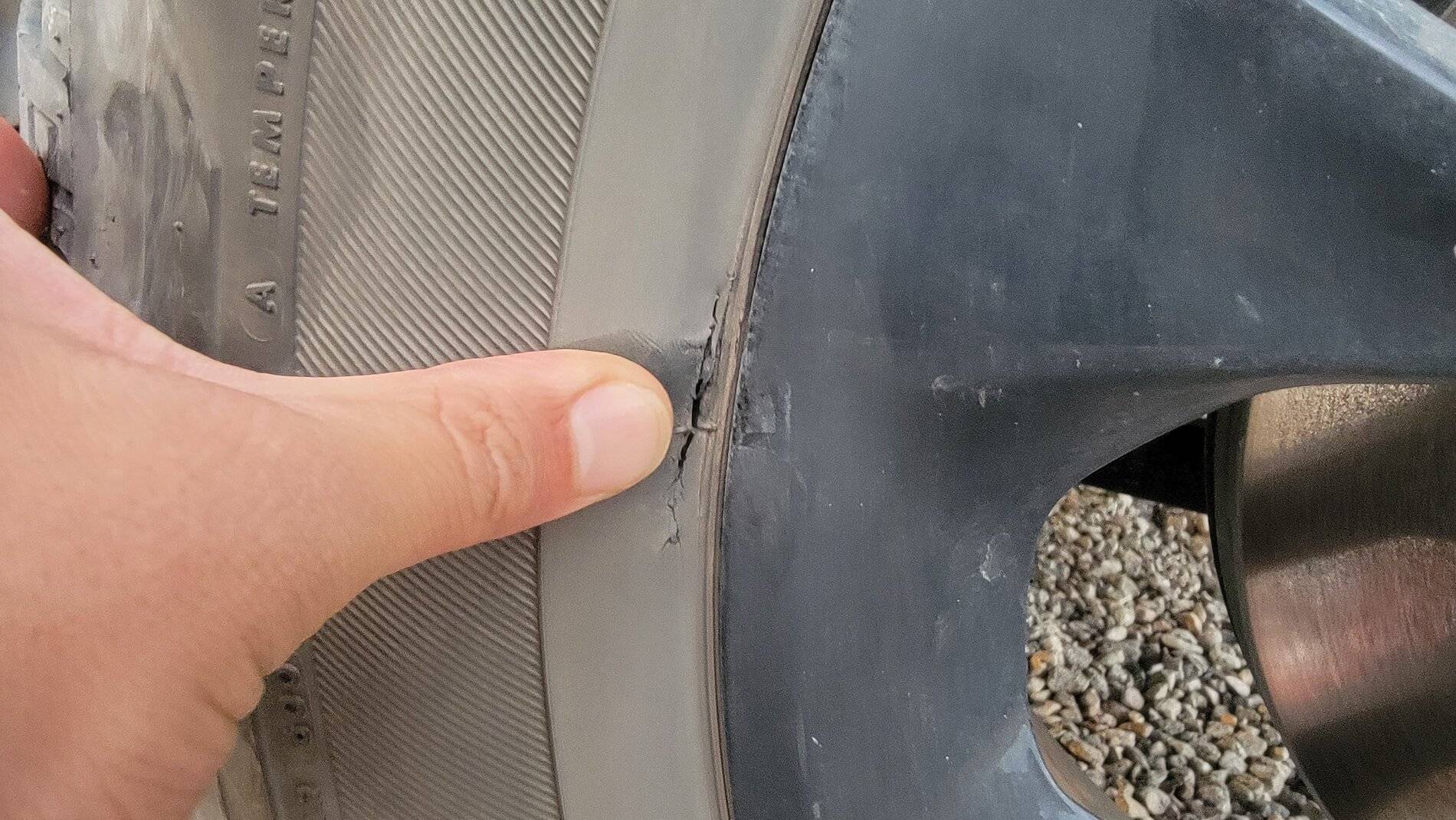 Jeep Wrangler JL Crack on tire 20210725_201203