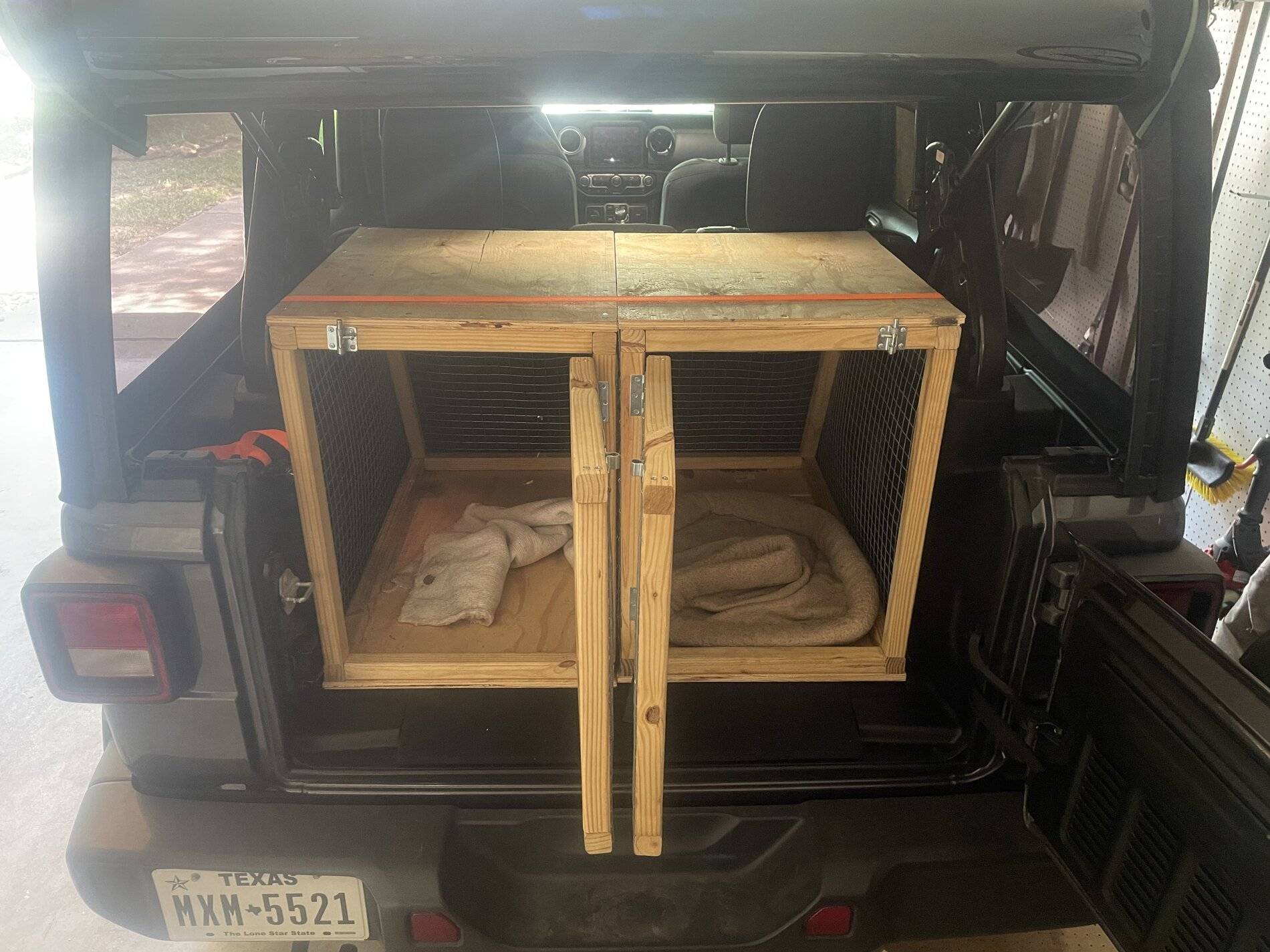 Jeep Wrangler JL Dog Crates - $100 E6D11332-CE42-4DB0-87DB-E3C2DF641F77
