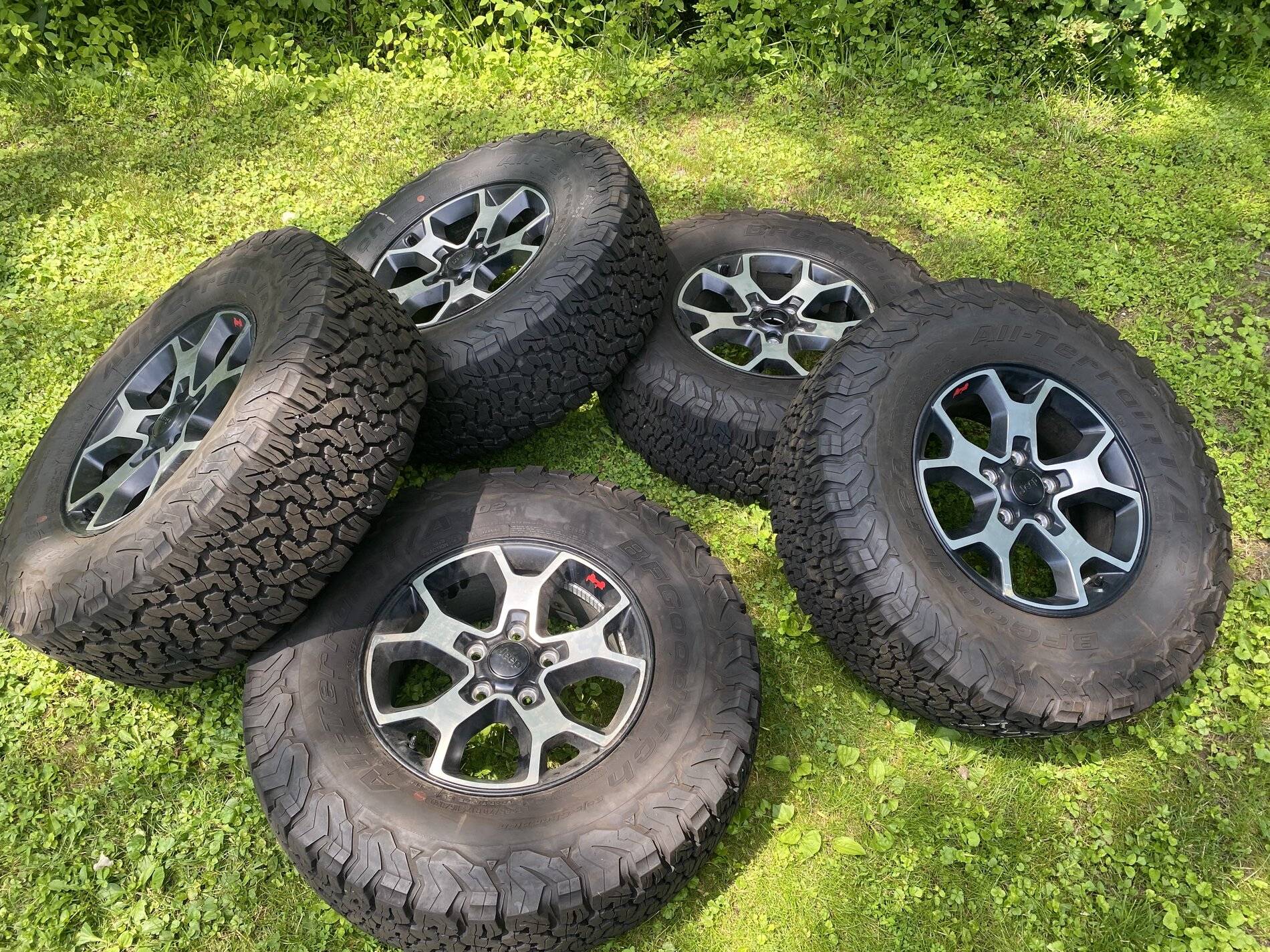 Jeep Wrangler JL Rubicon wheels & tire takeoffs 19A00E23-1643-44DF-8AF2-987BE555EC13