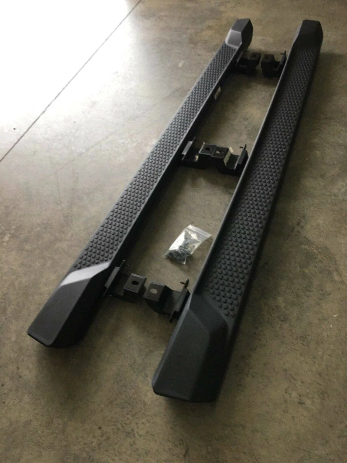 Jeep Wrangler JL Sahara oem side steps takeoff (plastic) 2018-2019-Jeep-JL-Wrangler-Rubicon-Sahara-factory-running-_57