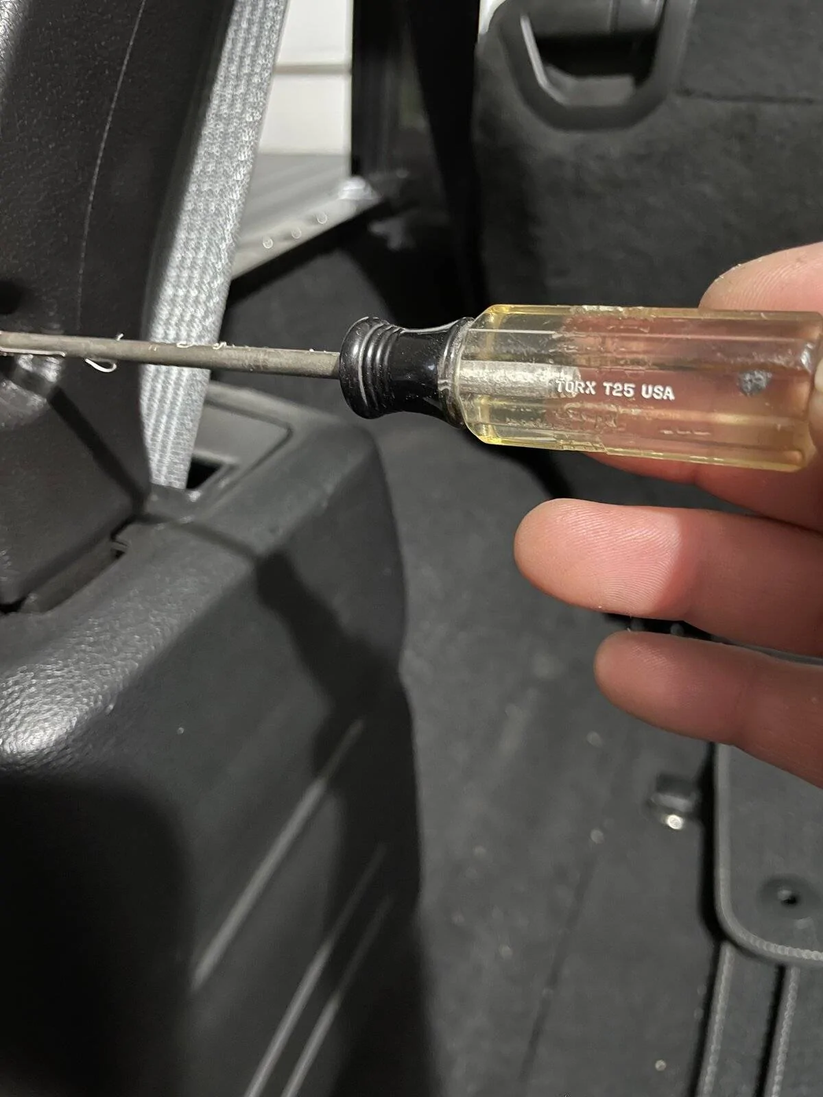 Jeep Wrangler JL What is the correct tool to undo this screw? 66F3A305-C342-4CBD-BF38-BFAD74698F06
