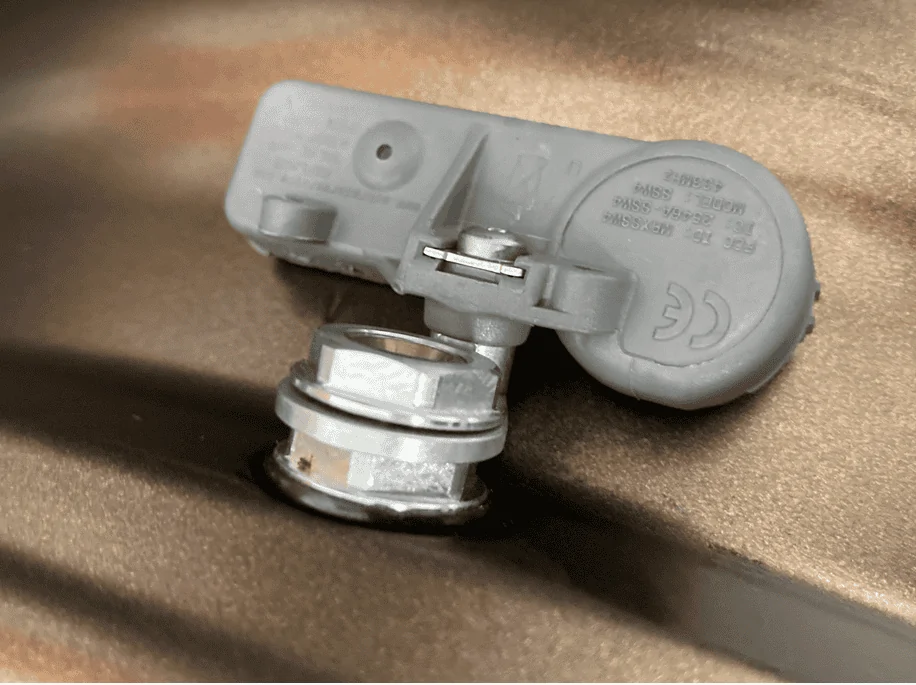 Jeep Wrangler JL Apex precision valve stems? Rapid deflating. 1628792723946