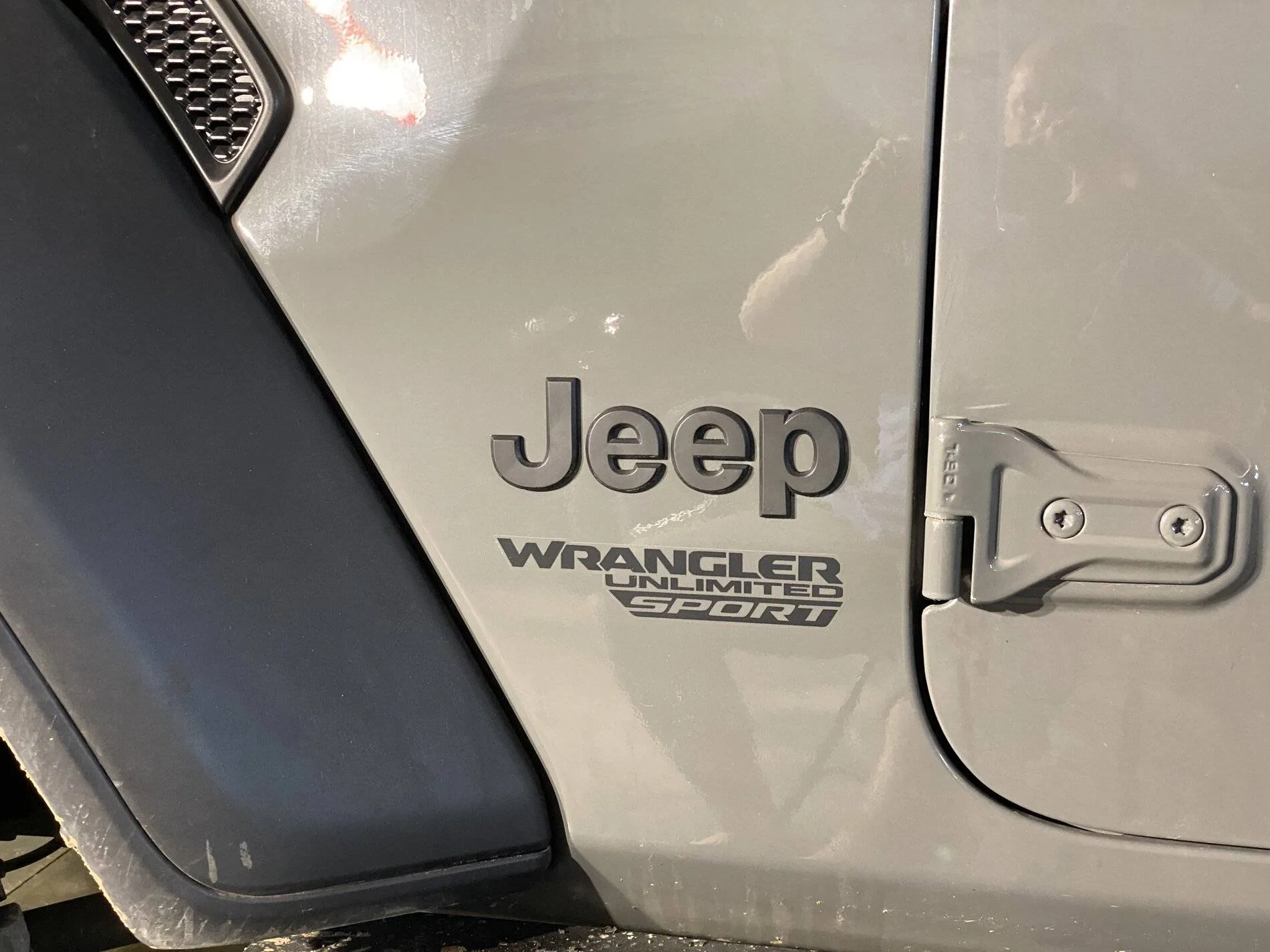 Jeep Wrangler JL Jeep Emblem Location 38E76D2C-31CA-4DB1-8A5B-3B085176416E