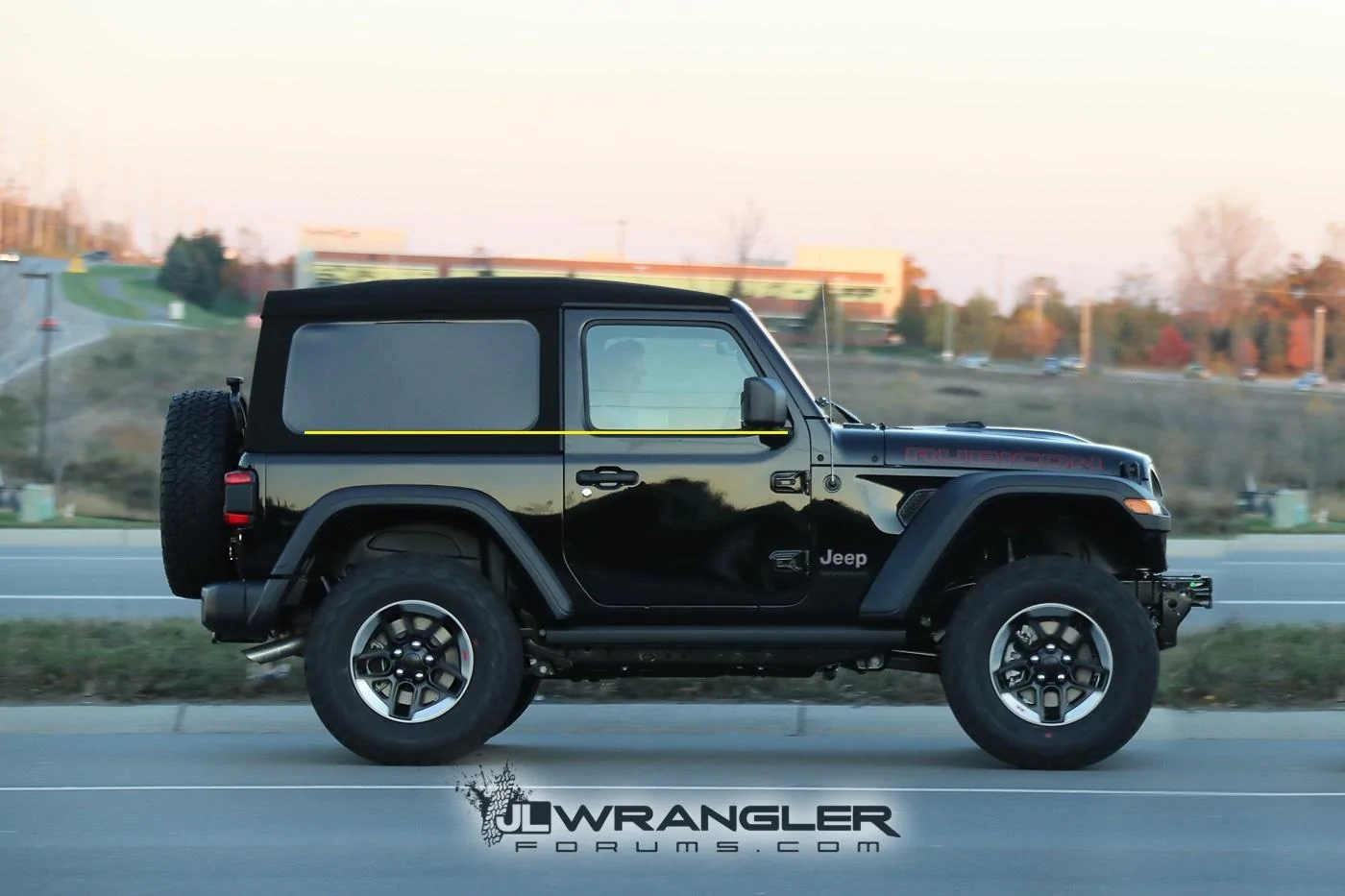 Jeep Wrangler JL Top-down look at JL/JLU hard and soft tops, including power sliding top Rubicon_Softop_003
