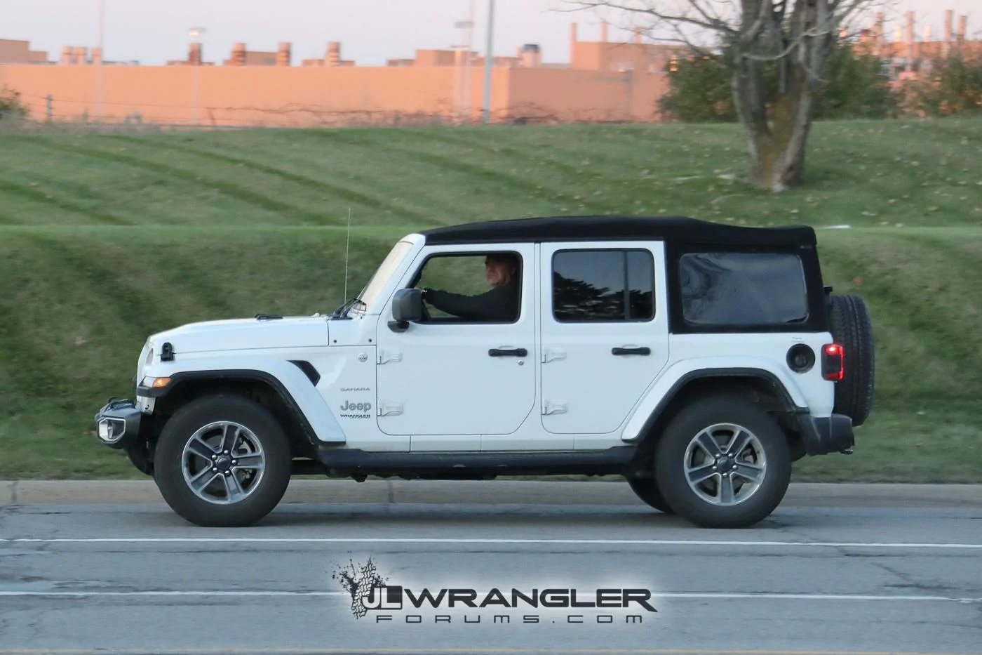 Jeep Wrangler JL Top-down look at JL/JLU hard and soft tops, including power sliding top sahara_unlimited_softtop_004-jpg