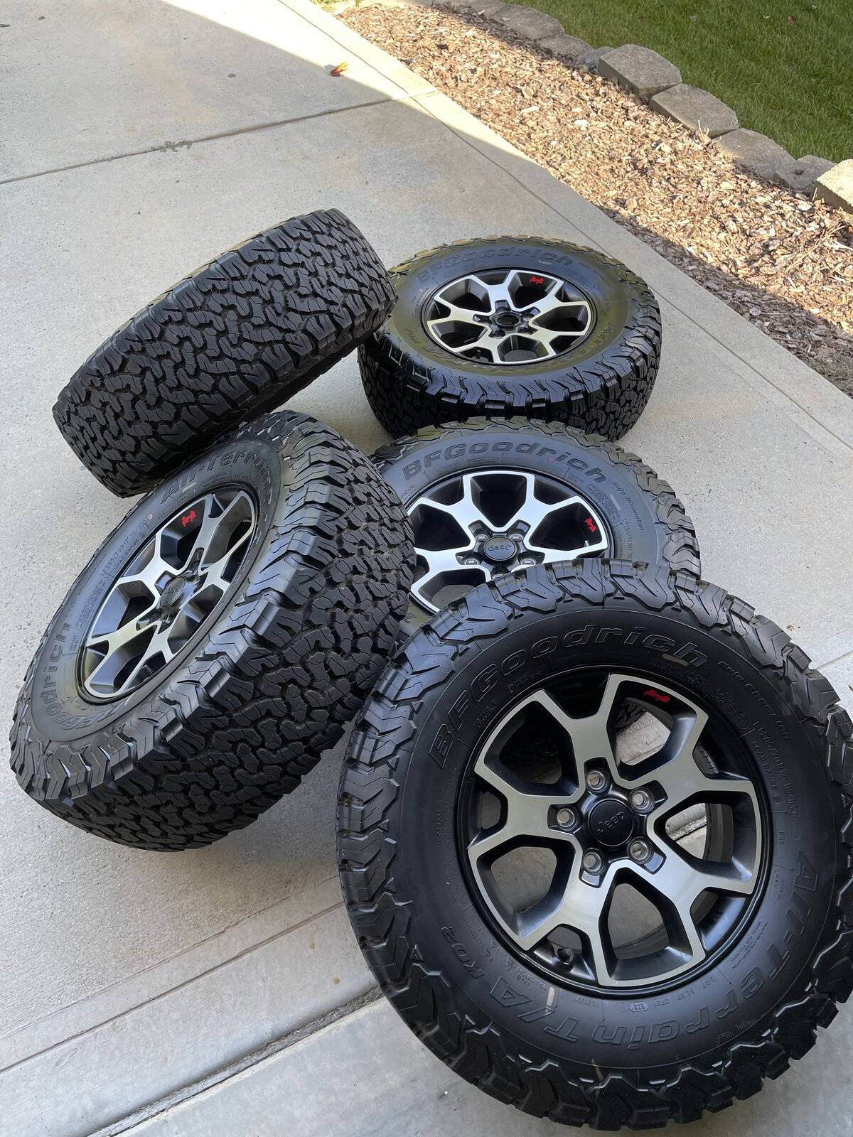 Jeep Wrangler JL 5 Rubicon Wheels/Tires/TPMS AB67AC07-9C57-4582-B746-B12E61505E97