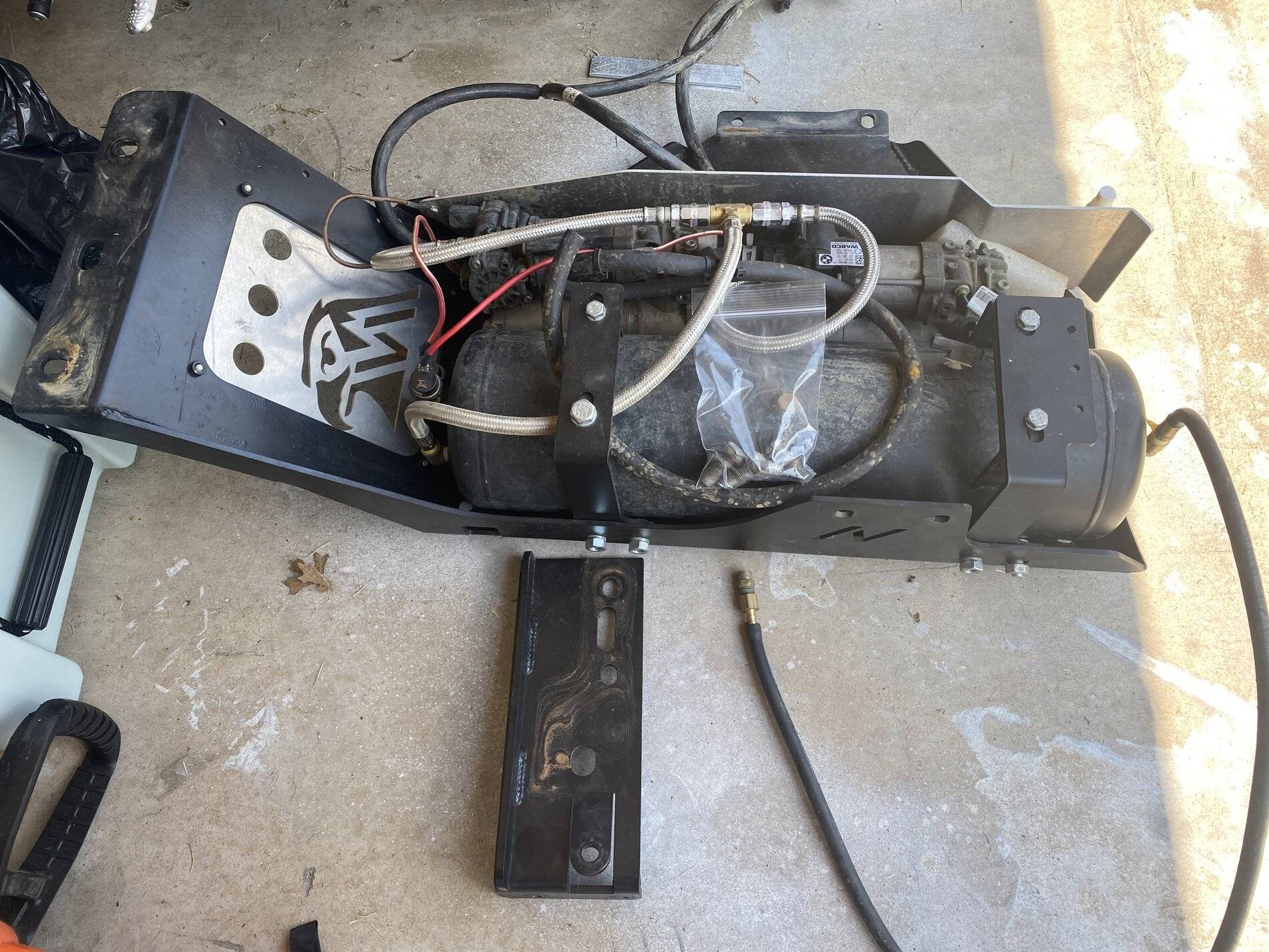 Jeep Wrangler JL On board air compressor system 98495385-7406-4460-8345-C9DC82519952