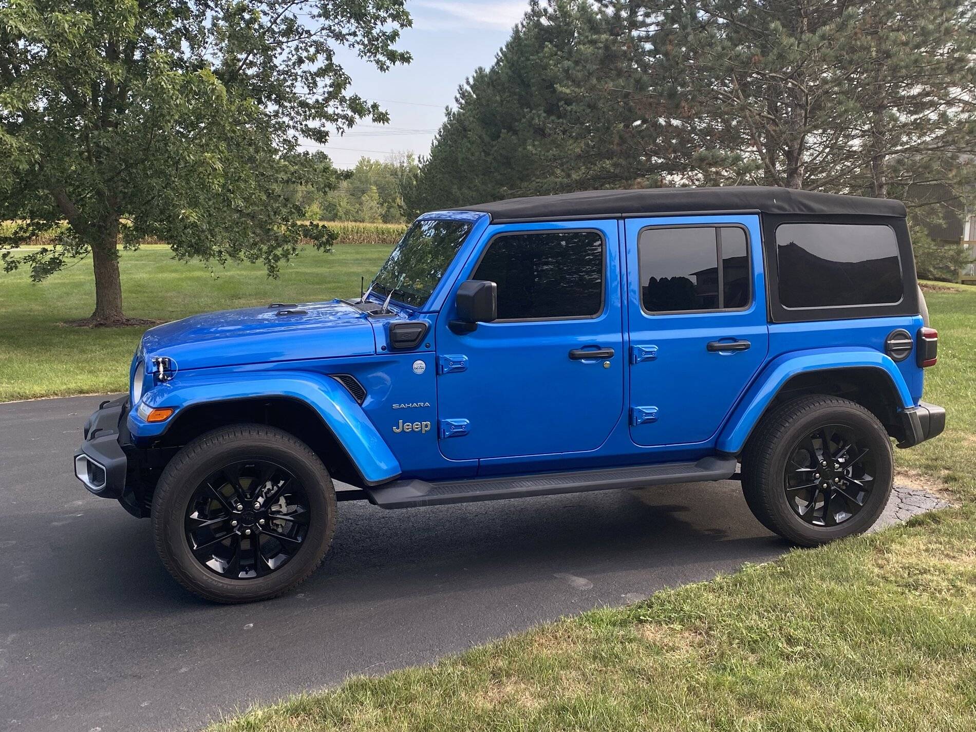 Jeep Wrangler JL 4xe wheels tires 74A5B692-A09E-4A65-8EDF-60DAF77304B3